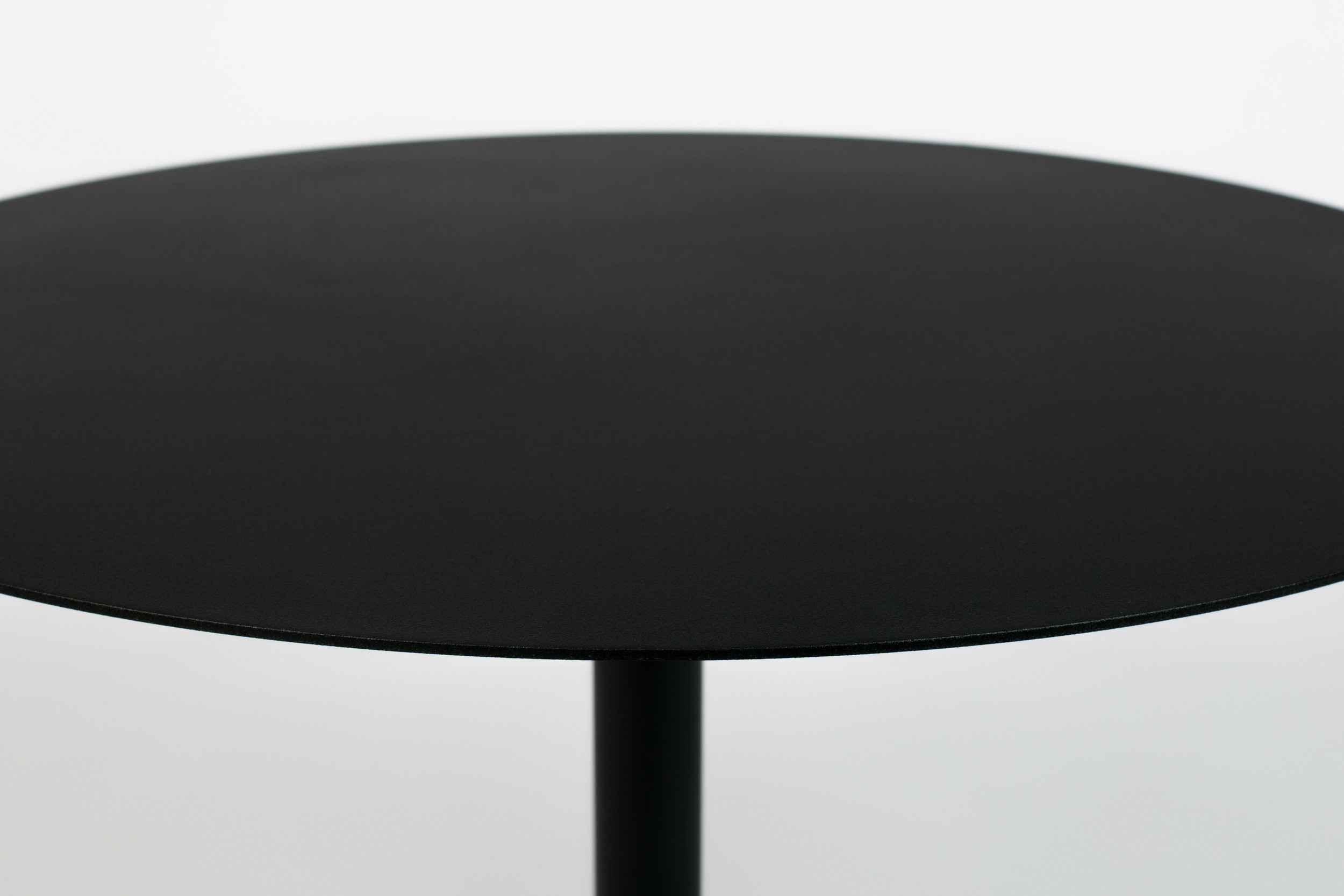 Zuiver Ronde Bijzettafel 'Snow' Staal, 60cm, kleur Zwart
