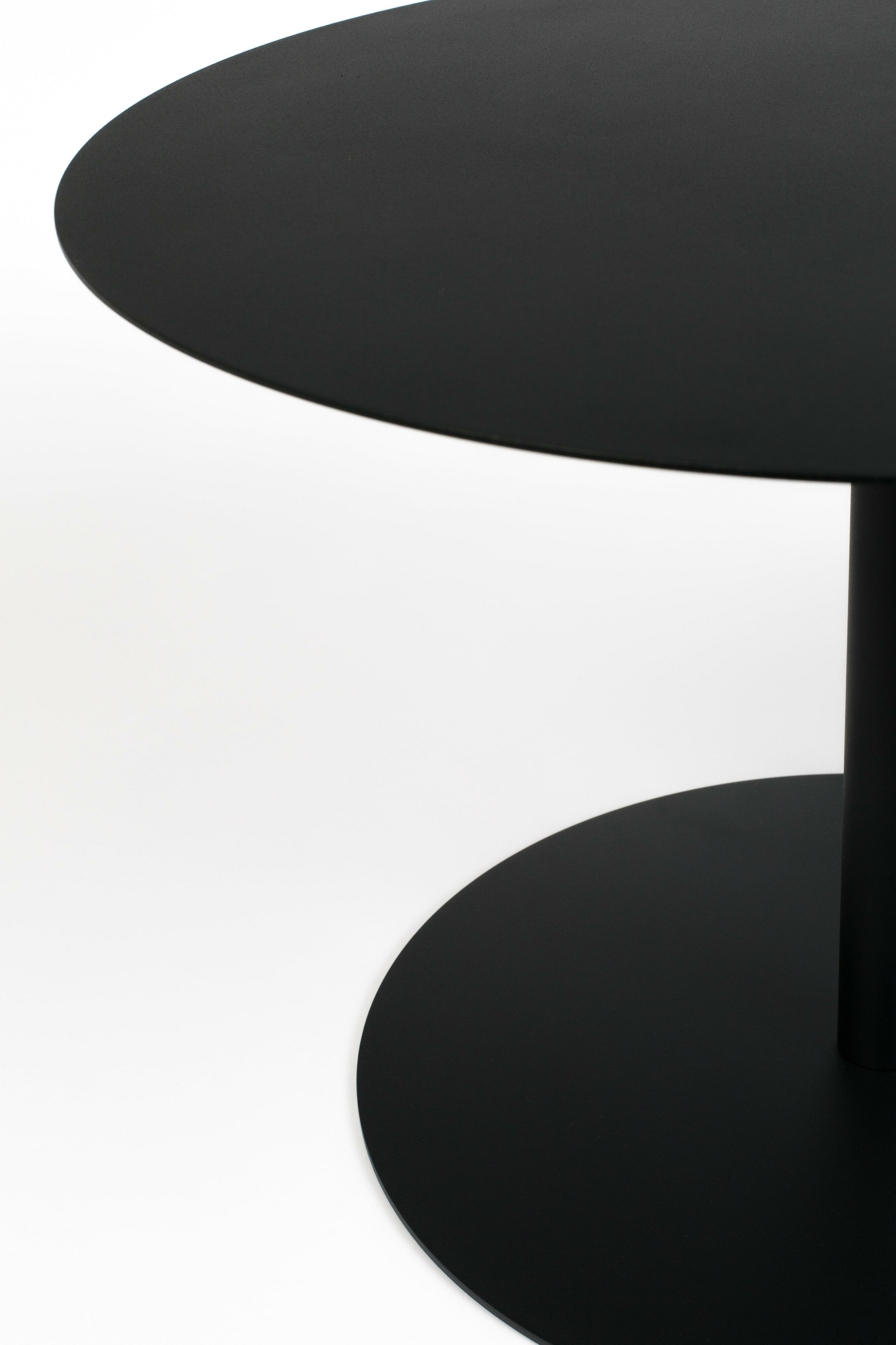 Zuiver Ronde Bijzettafel 'Snow' Staal, 60cm, kleur Zwart