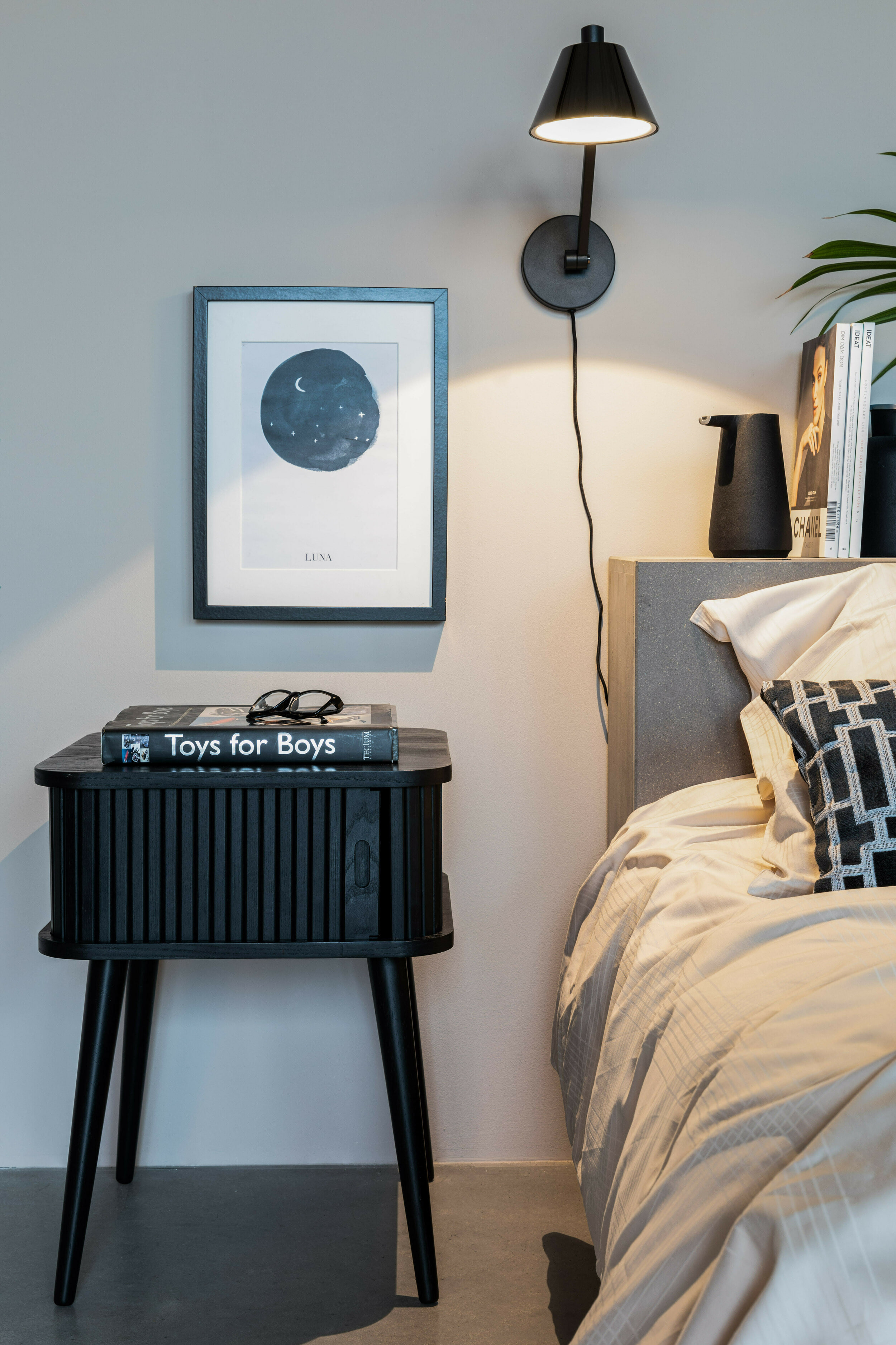 Zuiver Bijzettafel/Nachtkastje 'Barbier' Essenhout, kleur Zwart