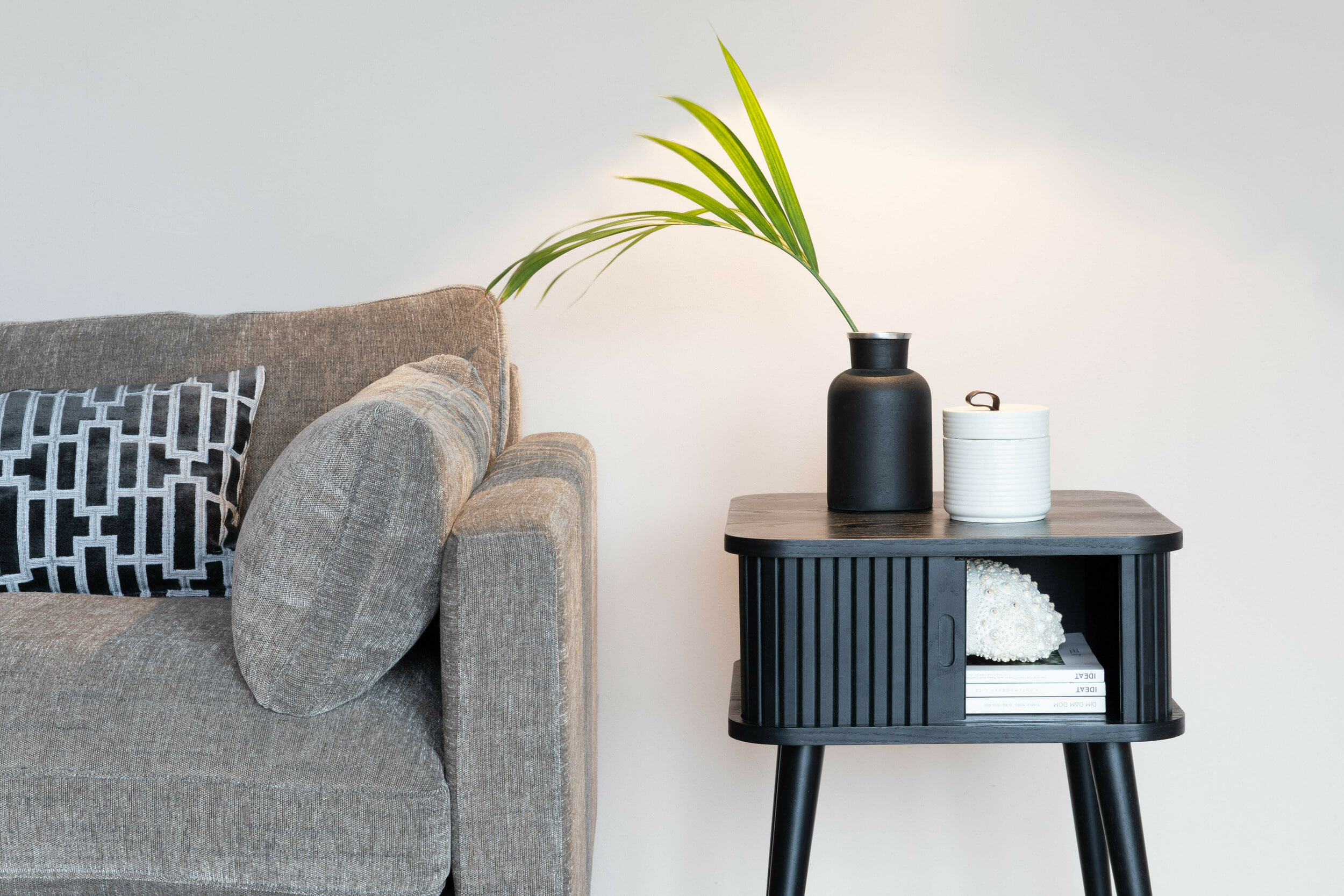 Zuiver Bijzettafel/Nachtkastje 'Barbier' Essenhout, kleur Zwart