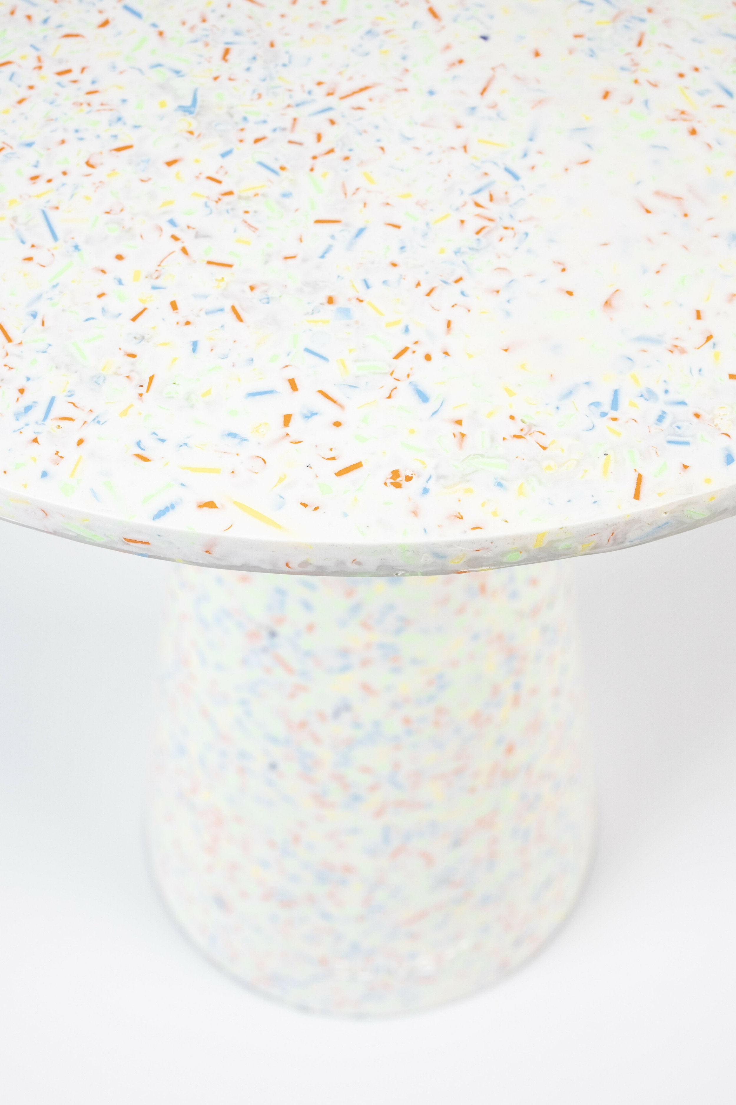 Zuiver Ronde Bijzettafel 'Victoria' Terrazzo, 45cm hoog, kleur Wit