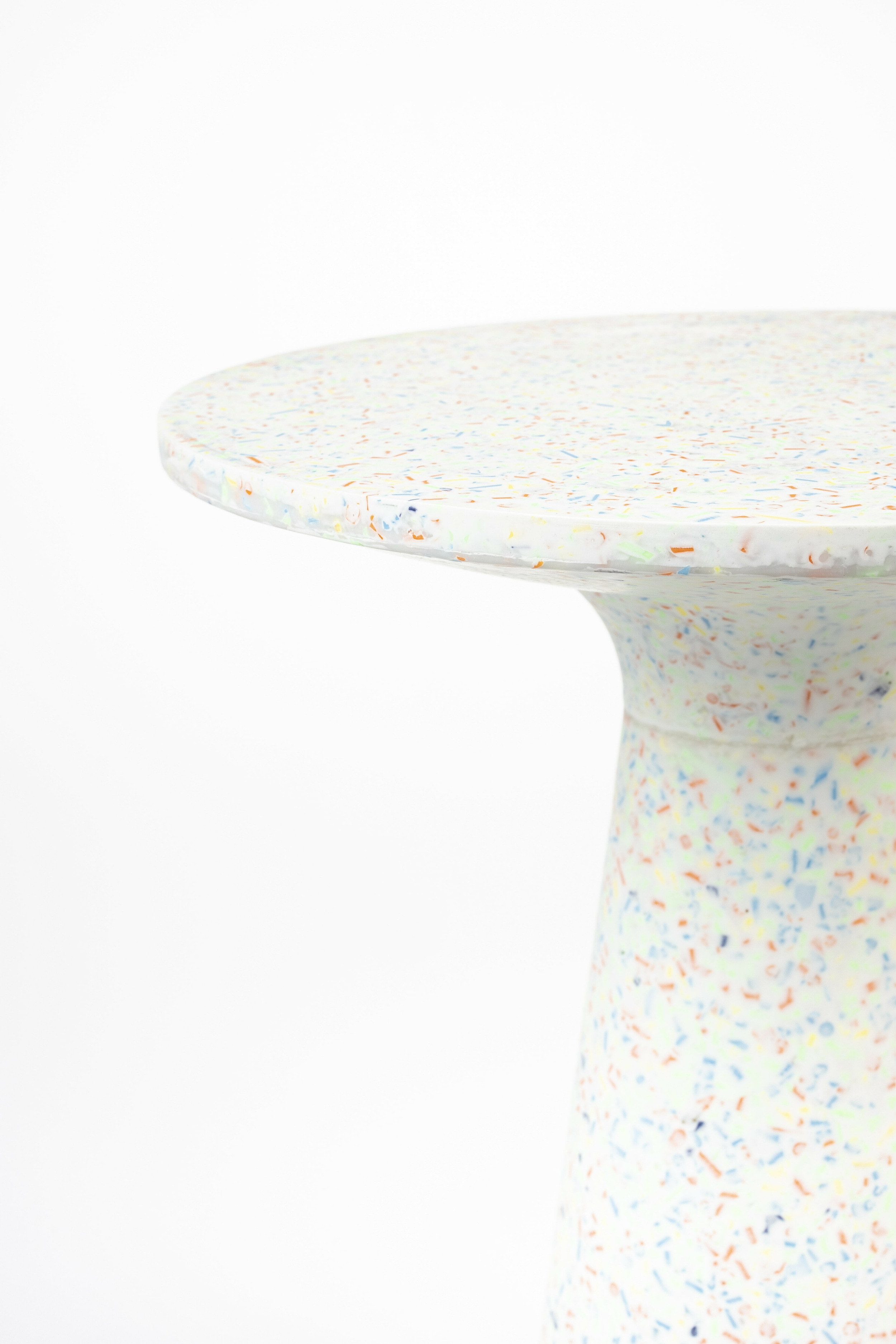 Zuiver Ronde Bijzettafel 'Victoria' Terrazzo, 45cm hoog, kleur Wit