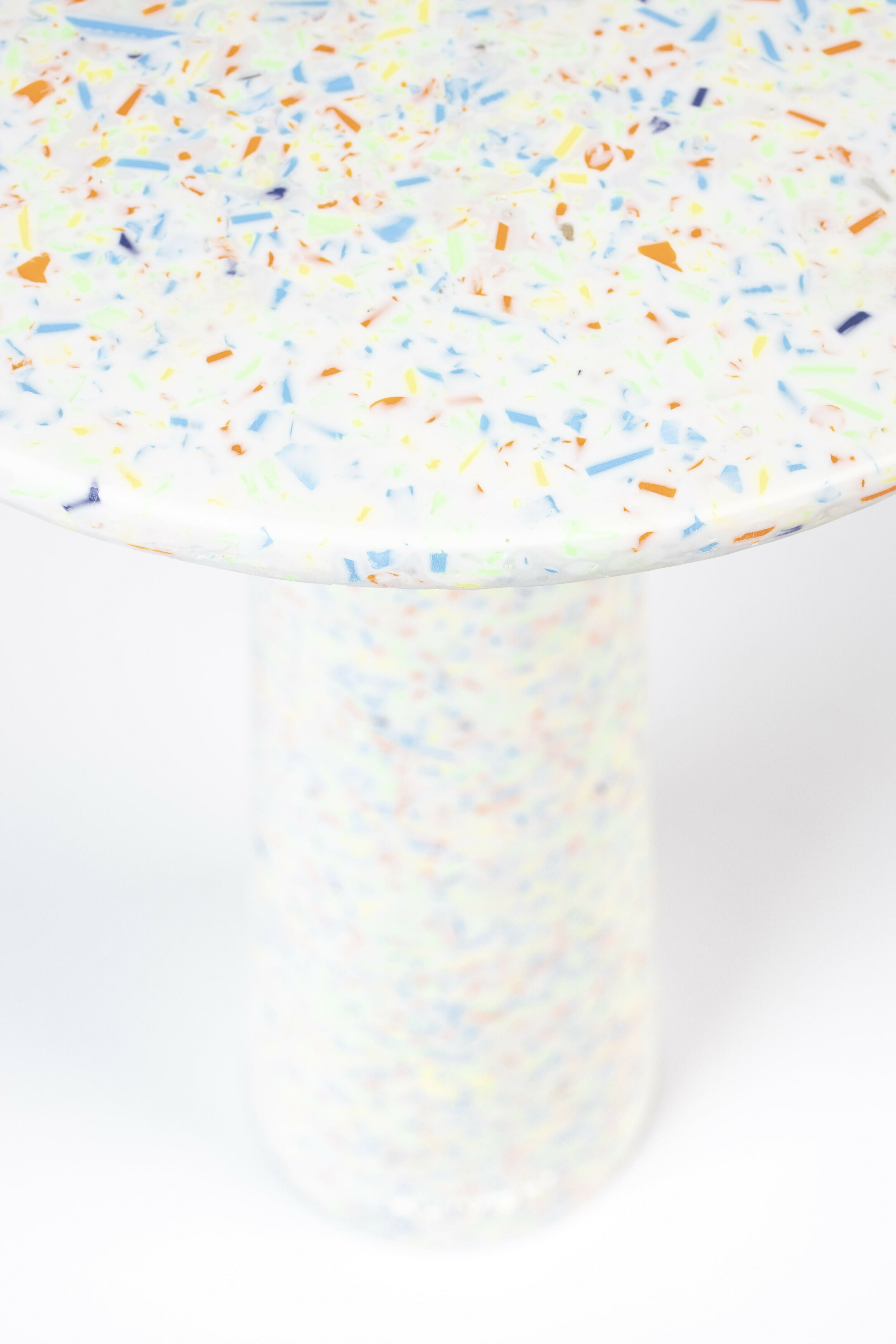 Zuiver Ronde Bijzettafel 'Victoria' Terrazzo, 56cm hoog, kleur Wit