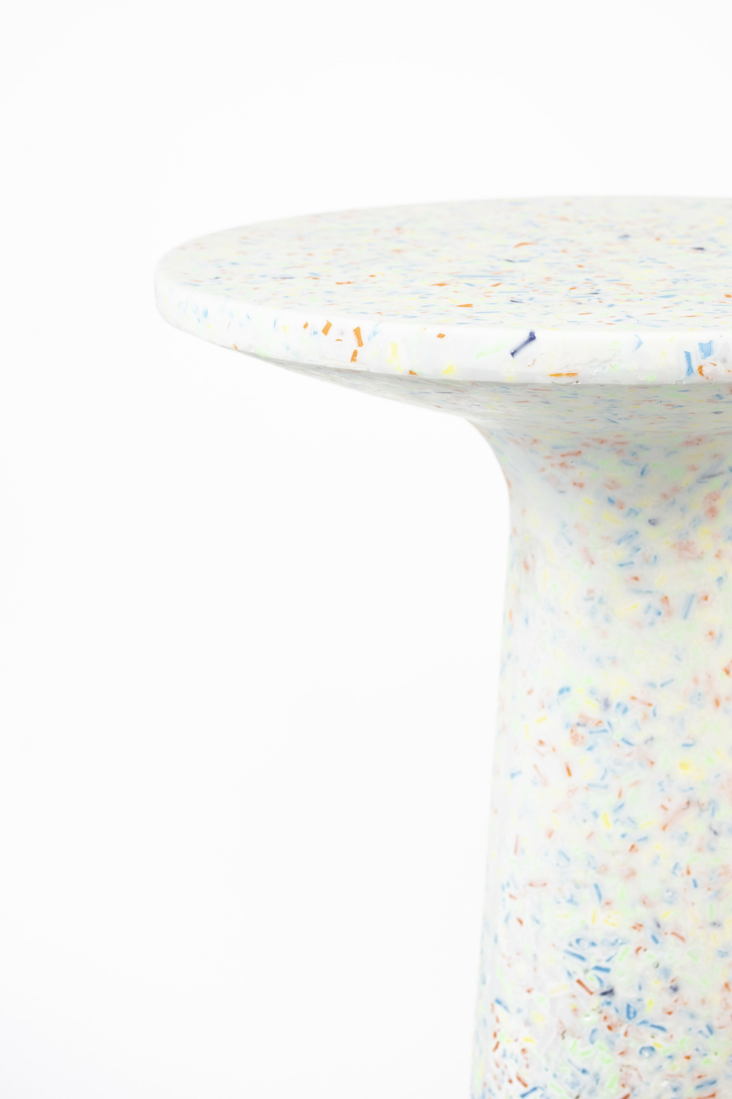 Zuiver Ronde Bijzettafel 'Victoria' Terrazzo, 56cm hoog, kleur Wit