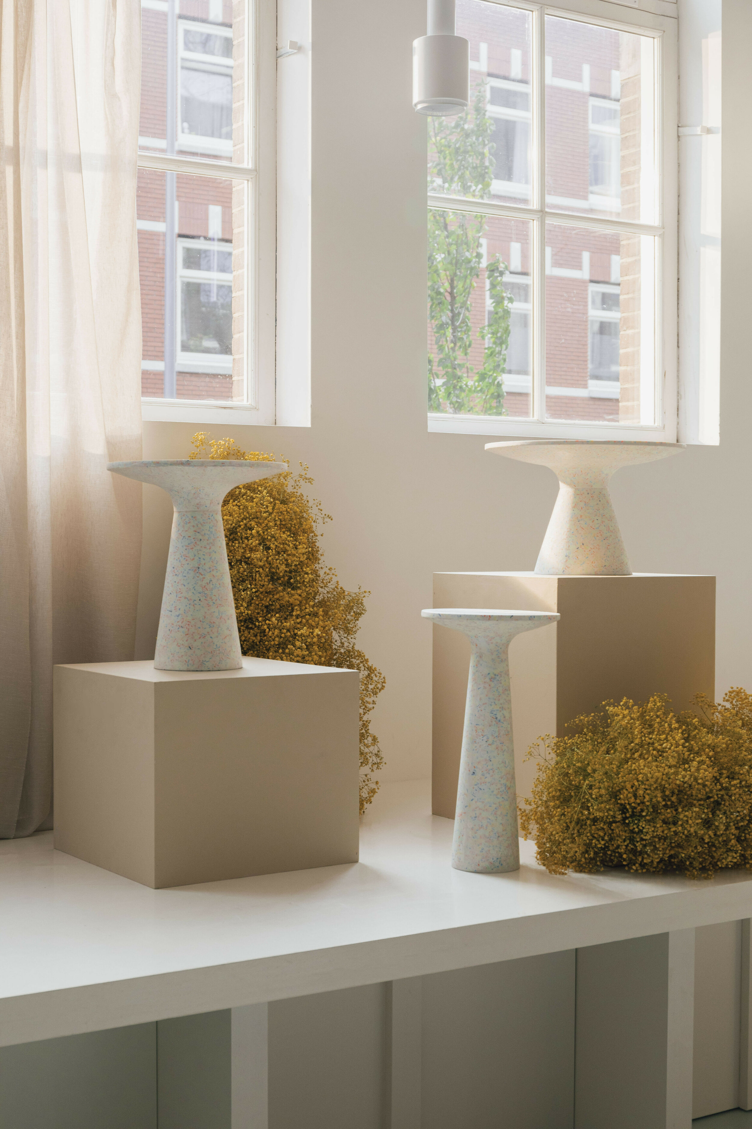 Zuiver Ronde Bijzettafel 'Victoria' Terrazzo, 56cm hoog, kleur Wit