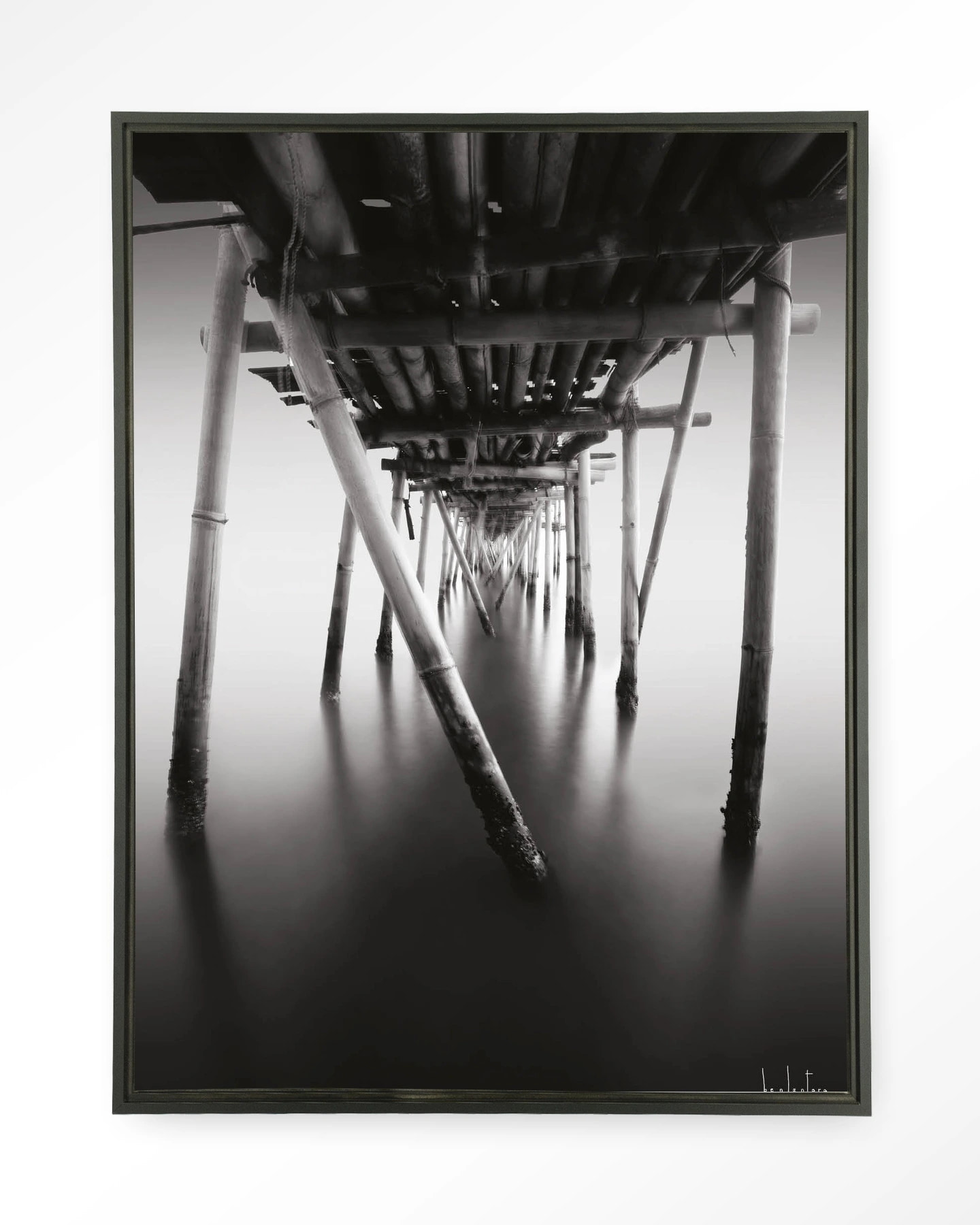 Urban Cotton Wandkleed 'Underworld' 110 x 145cm in Floating Frame - black
