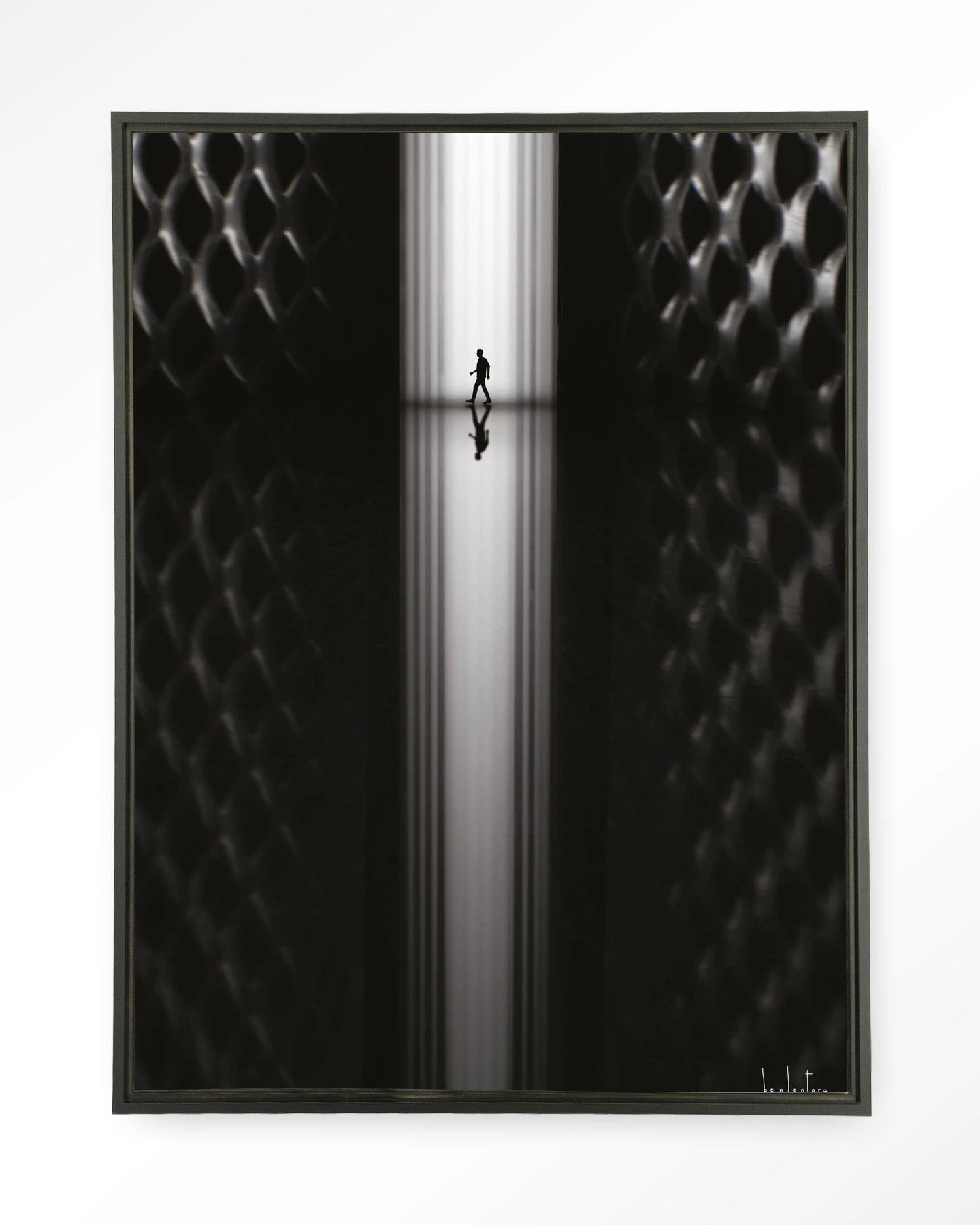 Urban Cotton Wandkleed 'Passing' 80 x 110cm in Floating Frame - black