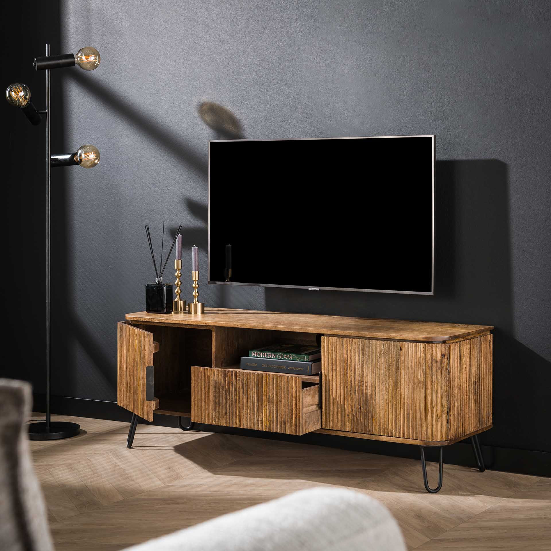 LifestyleFurn TV-meubel 'Sharmila' 135cm, mangohout met metalen pootjes