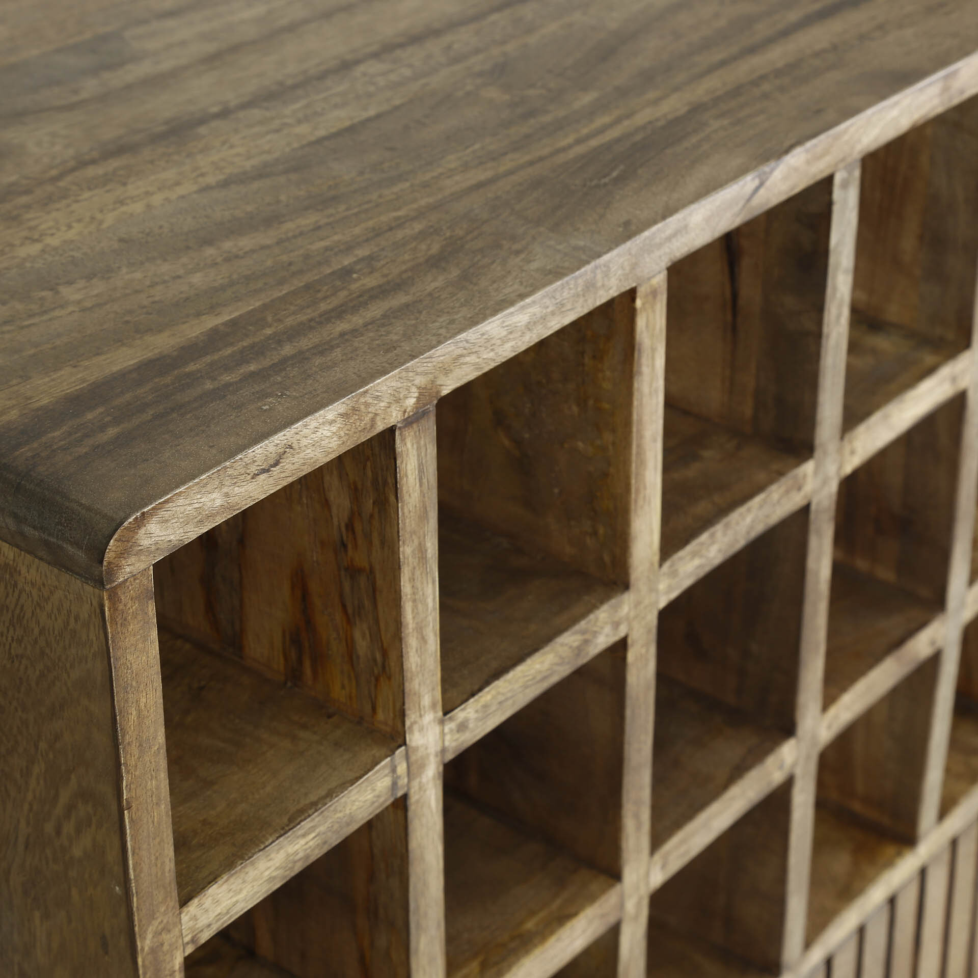 Wijnkast 'Twiggy' Mangohout, Voor 15 flessen