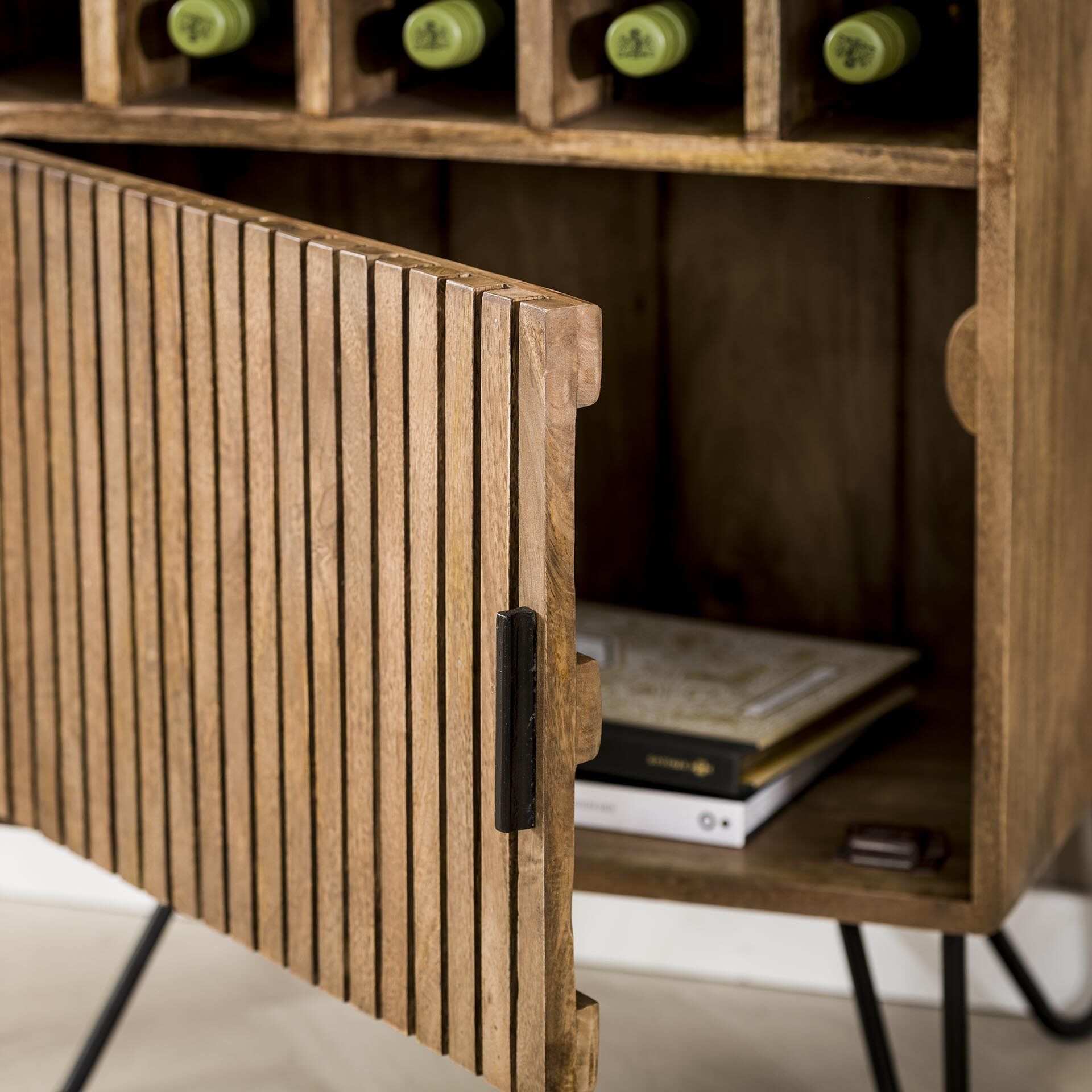 Wijnkast 'Twiggy' Mangohout, Voor 15 flessen