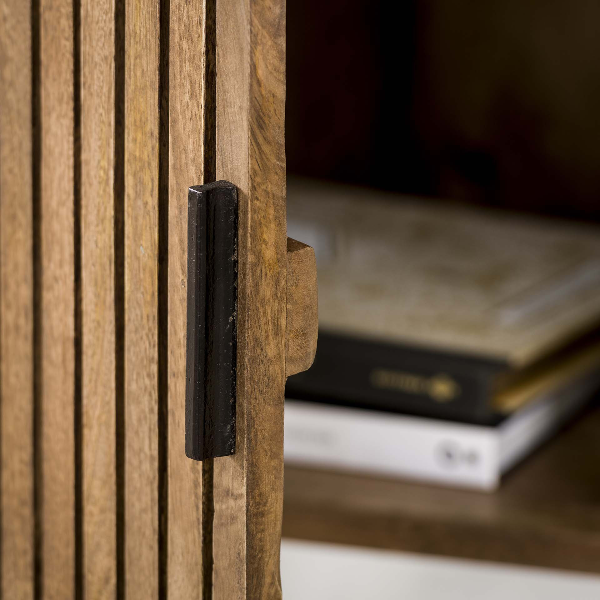 Wijnkast 'Twiggy' Mangohout, Voor 15 flessen