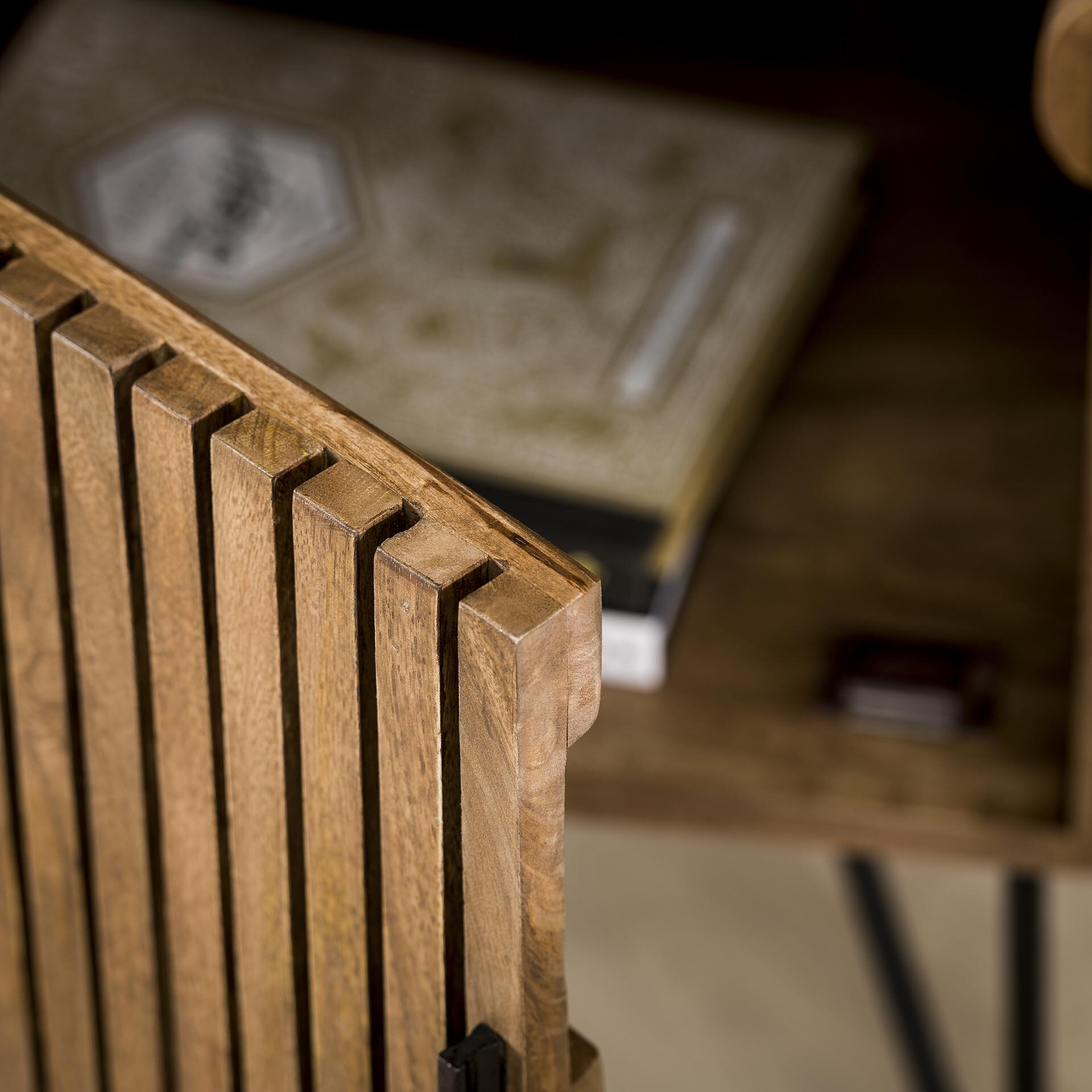 Wijnkast 'Twiggy' Mangohout, Voor 15 flessen