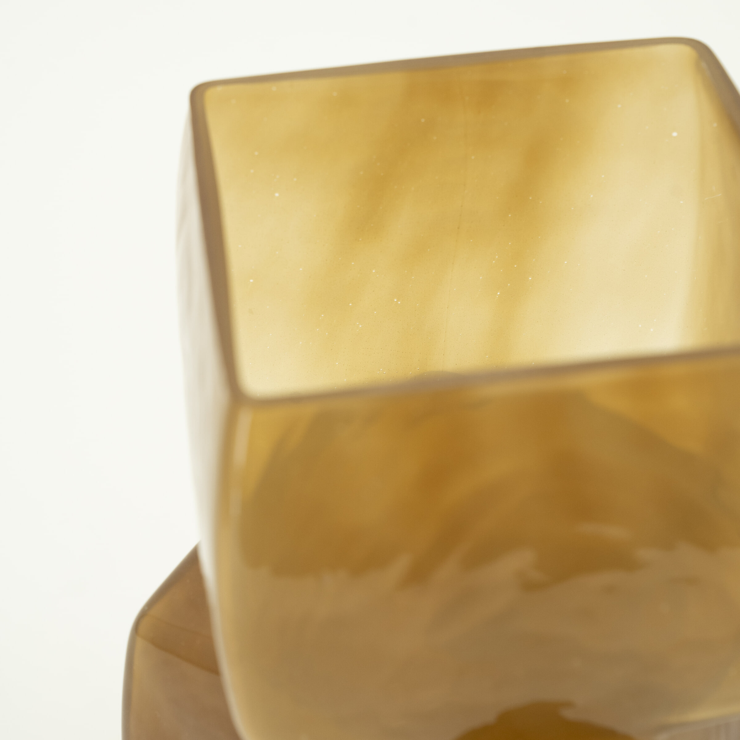 By-Boo Vaas 'Batu' Mondgeblazen glas, kleur Mosterdgeel