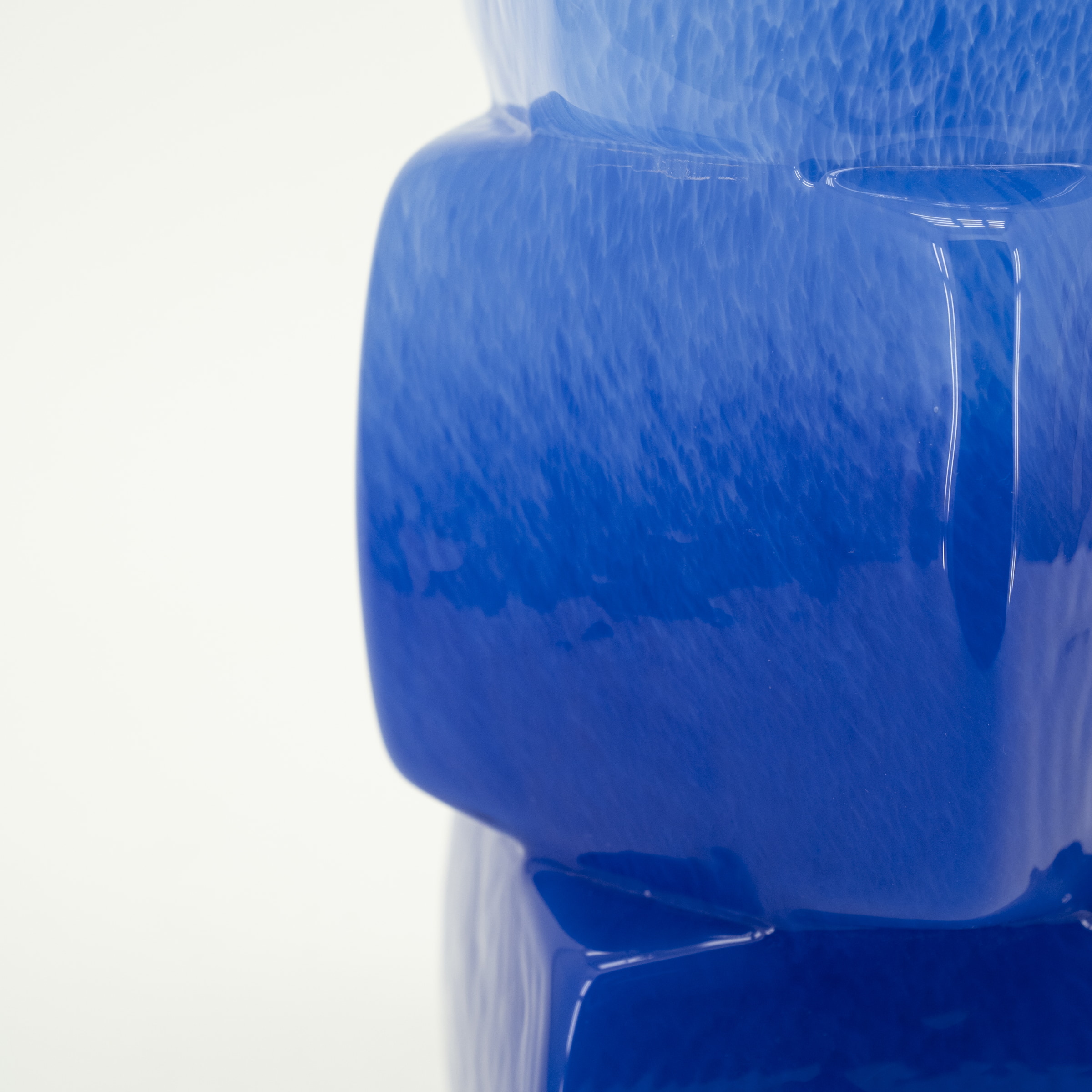 By-Boo Vaas 'Batu' Mondgeblazen glas, kleur Blauw