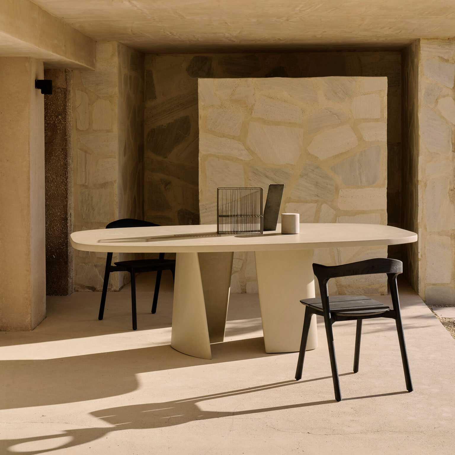 Ethnicraft Ovale Tuintafel 'Canyon' Beton, 230 x 115cm