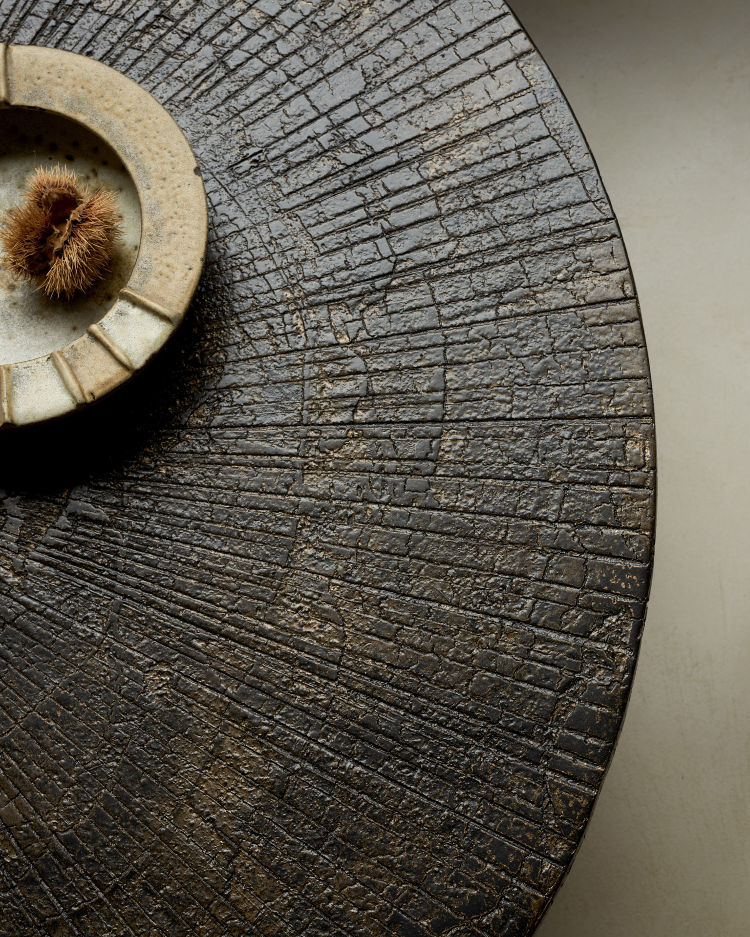 Ethnicraft Organische Salontafel 'Slice' Minerals, 105 x 94cm, kleur Whisky