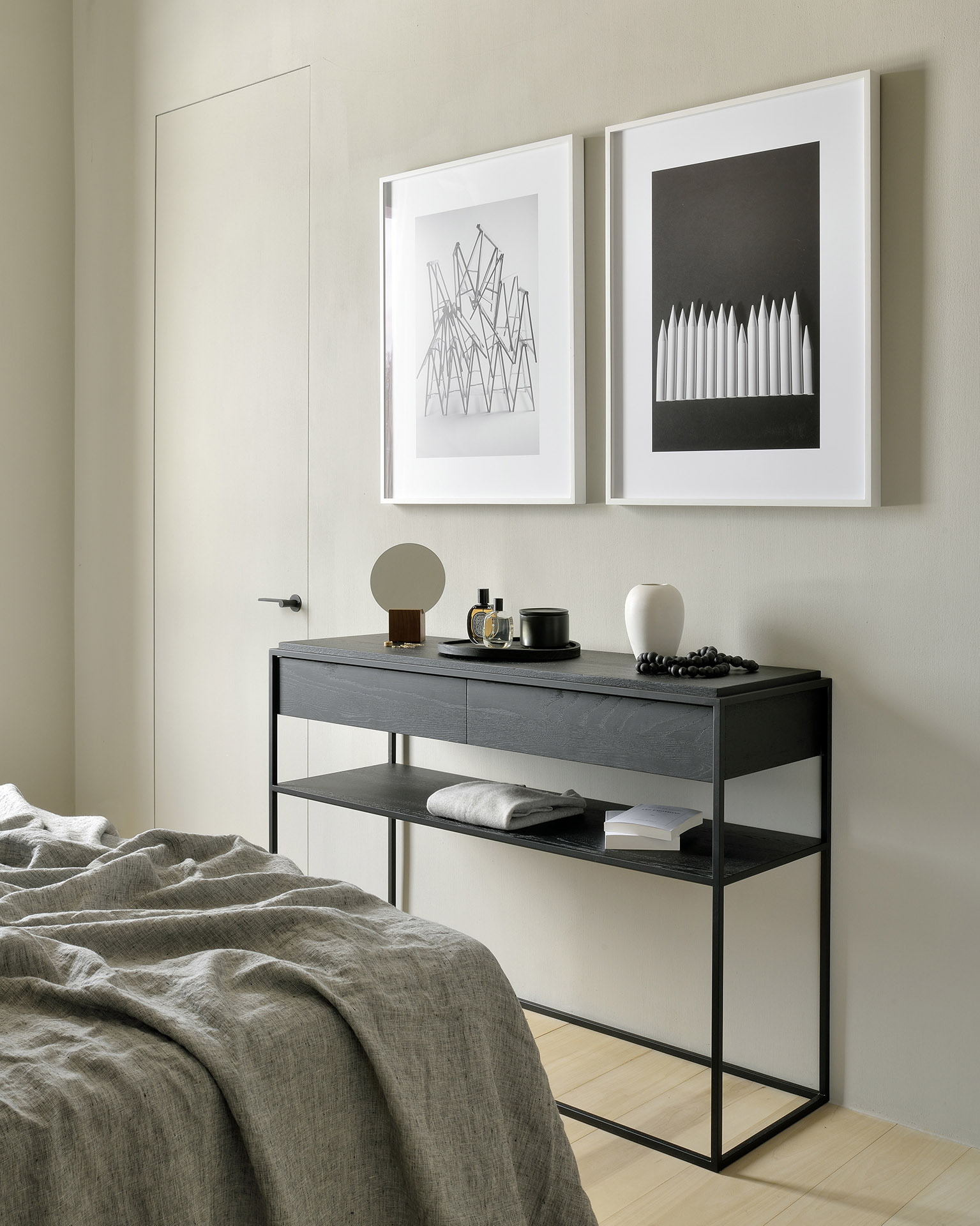 Ethnicraft Sidetable 'Monolit' Gevernist Eikenhout, 122cm, kleur Zwart
