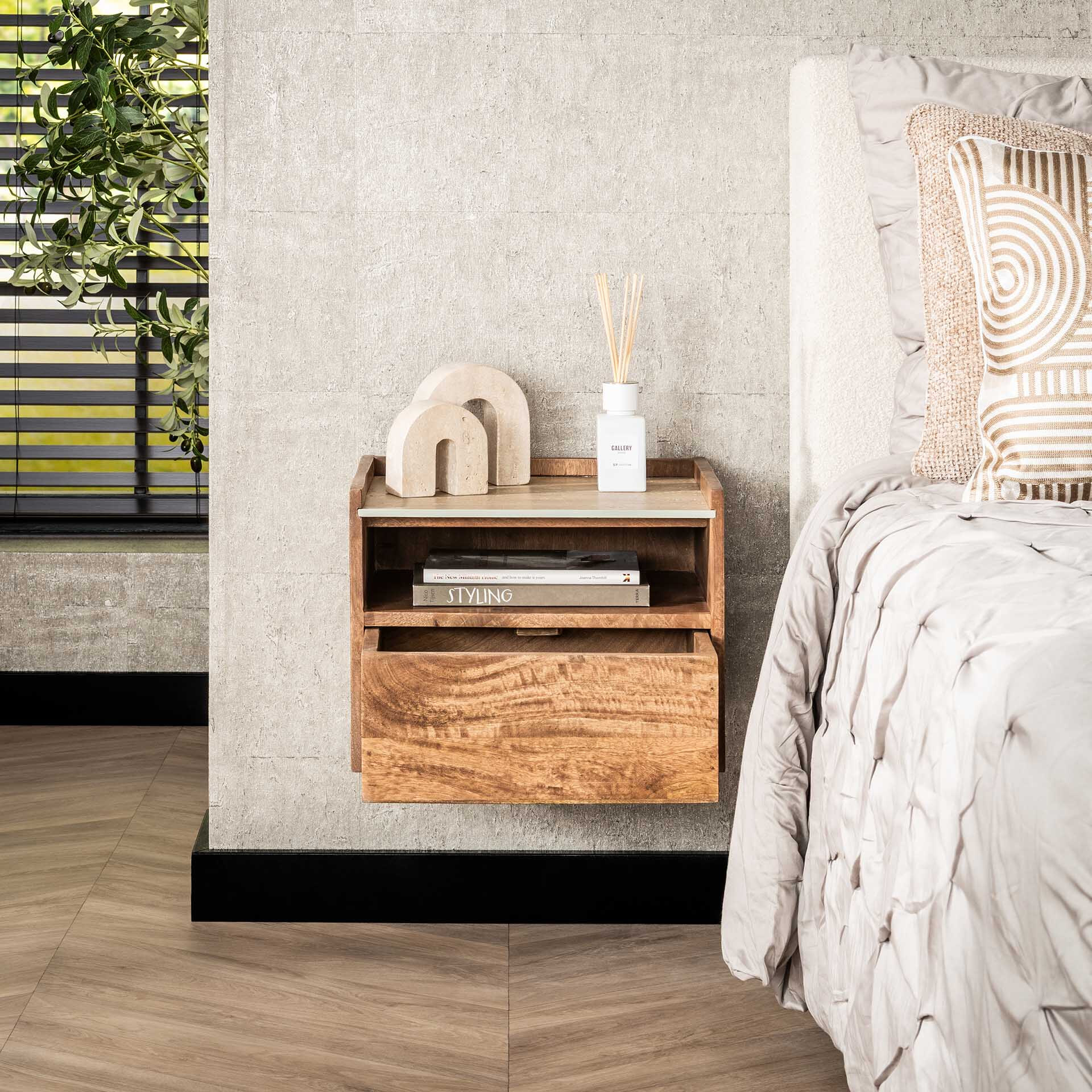 LifestyleFurn Zwevend Nachtkastje 'Beckie' Mangohout en travertinlook, Met open vak en 1 lade