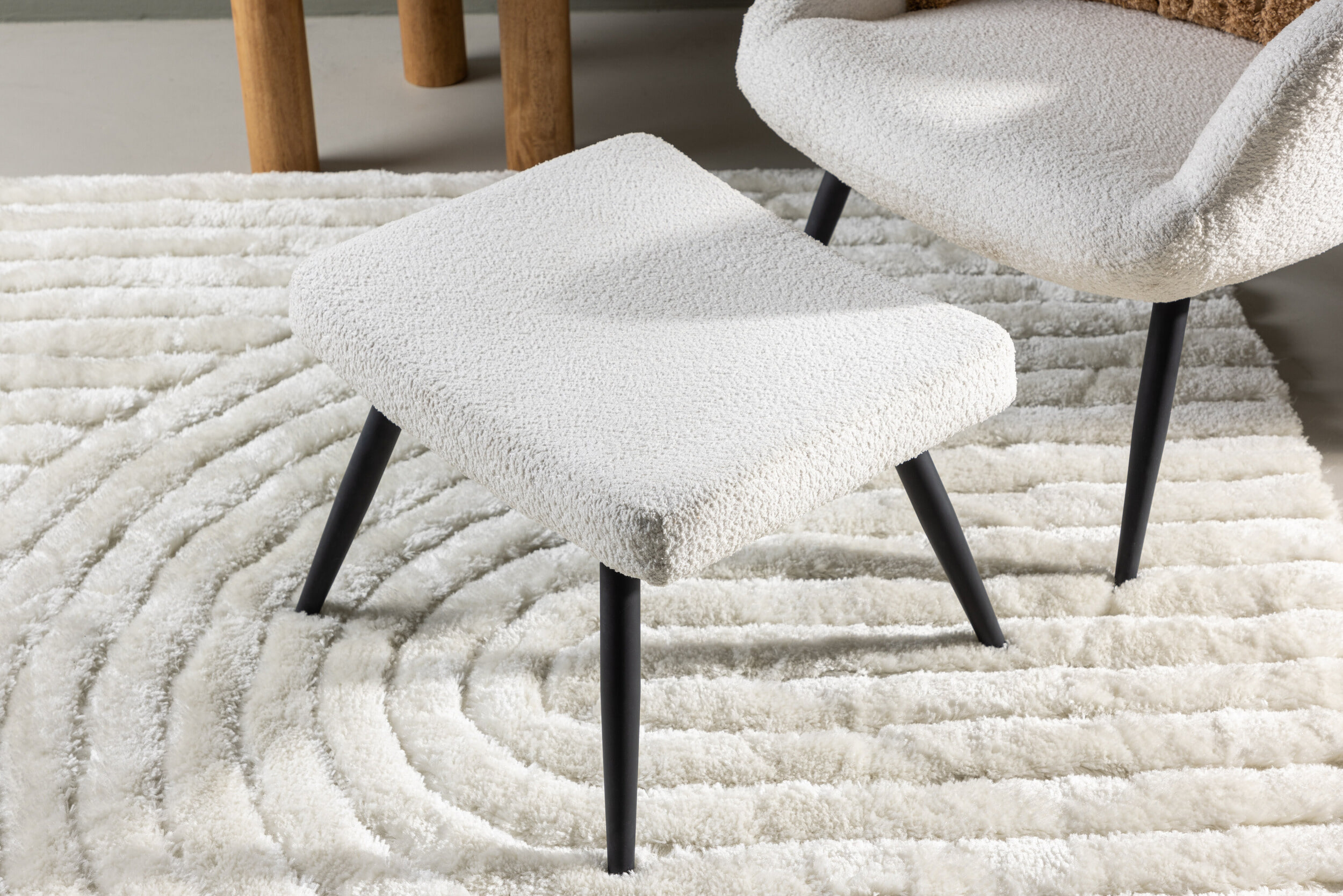 Nohr Fauteuil 'Shaguana' Met voetenbank, Bouclé, kleur Wit