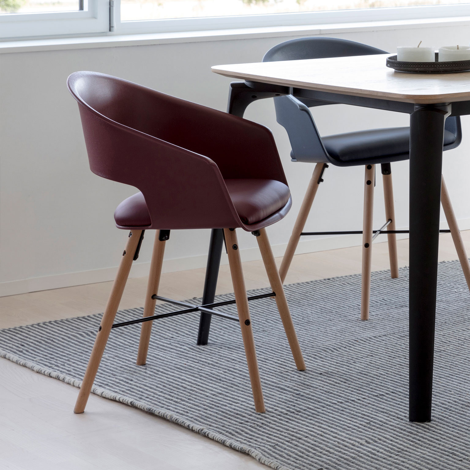 Bendt Eetkamerstoel 'Chance', kleur Bordeaux Bendt Eetkamerstoel 'Chance', kleur Bordeaux