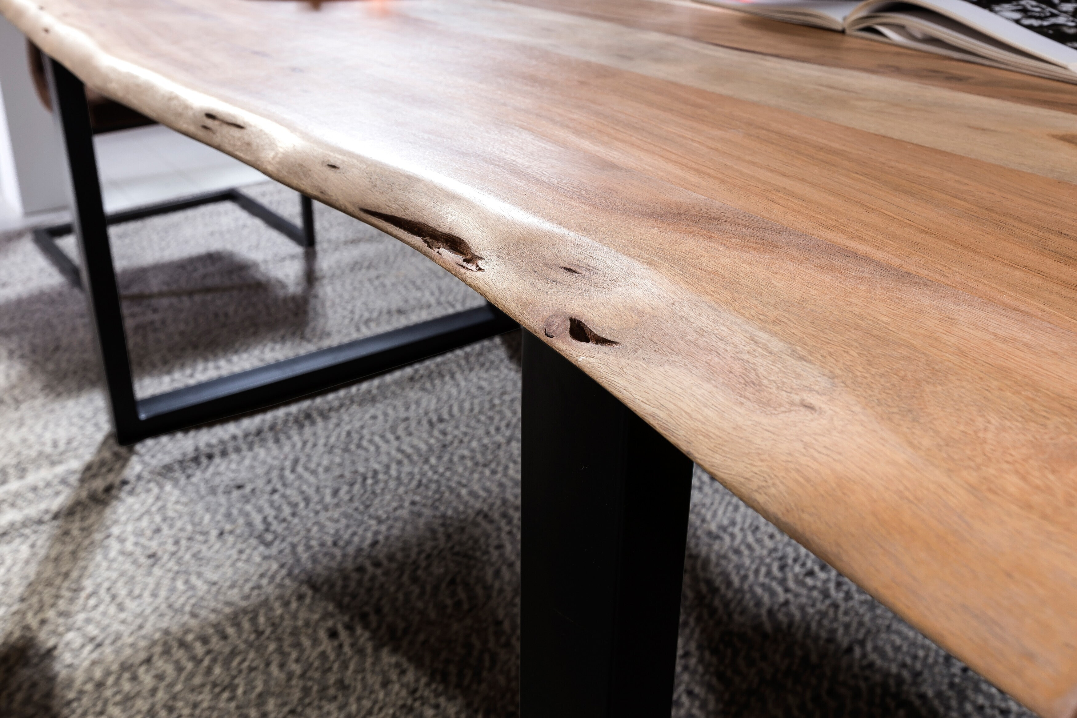 Artistiq Boomstam Eettafel 'Tristina' Acaciahout, 120 x 80cm, kleur Zwart