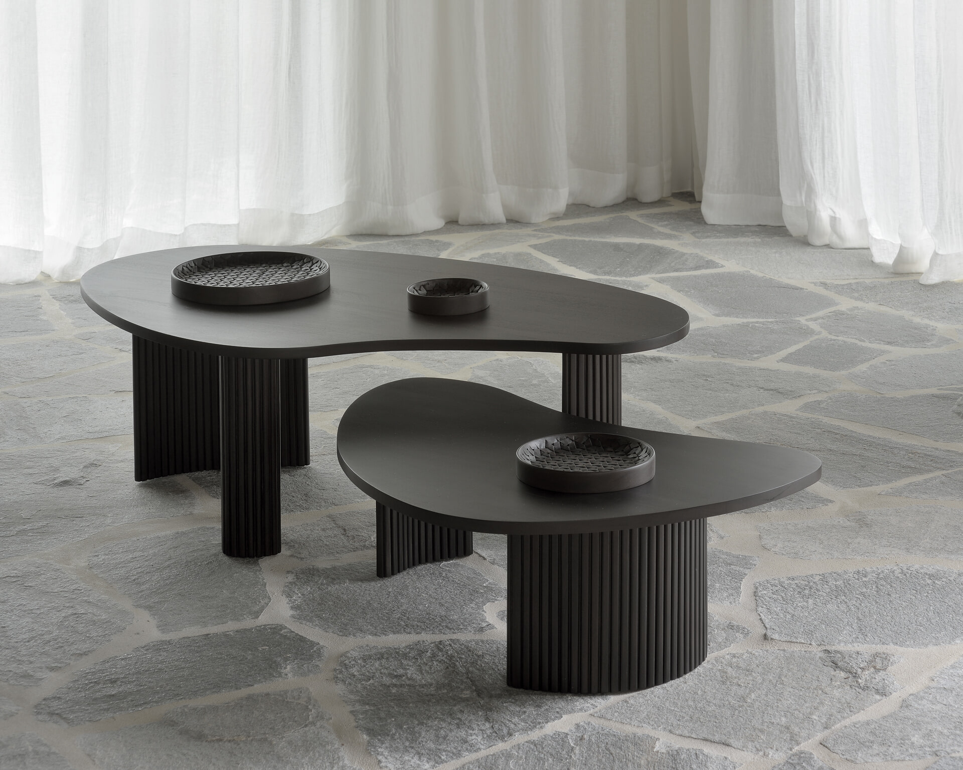 Ethnicraft Organische Salontafel 'Boomerang' Gevernist Mahoniehout, 90 x 61cm, kleur Donkerbruin