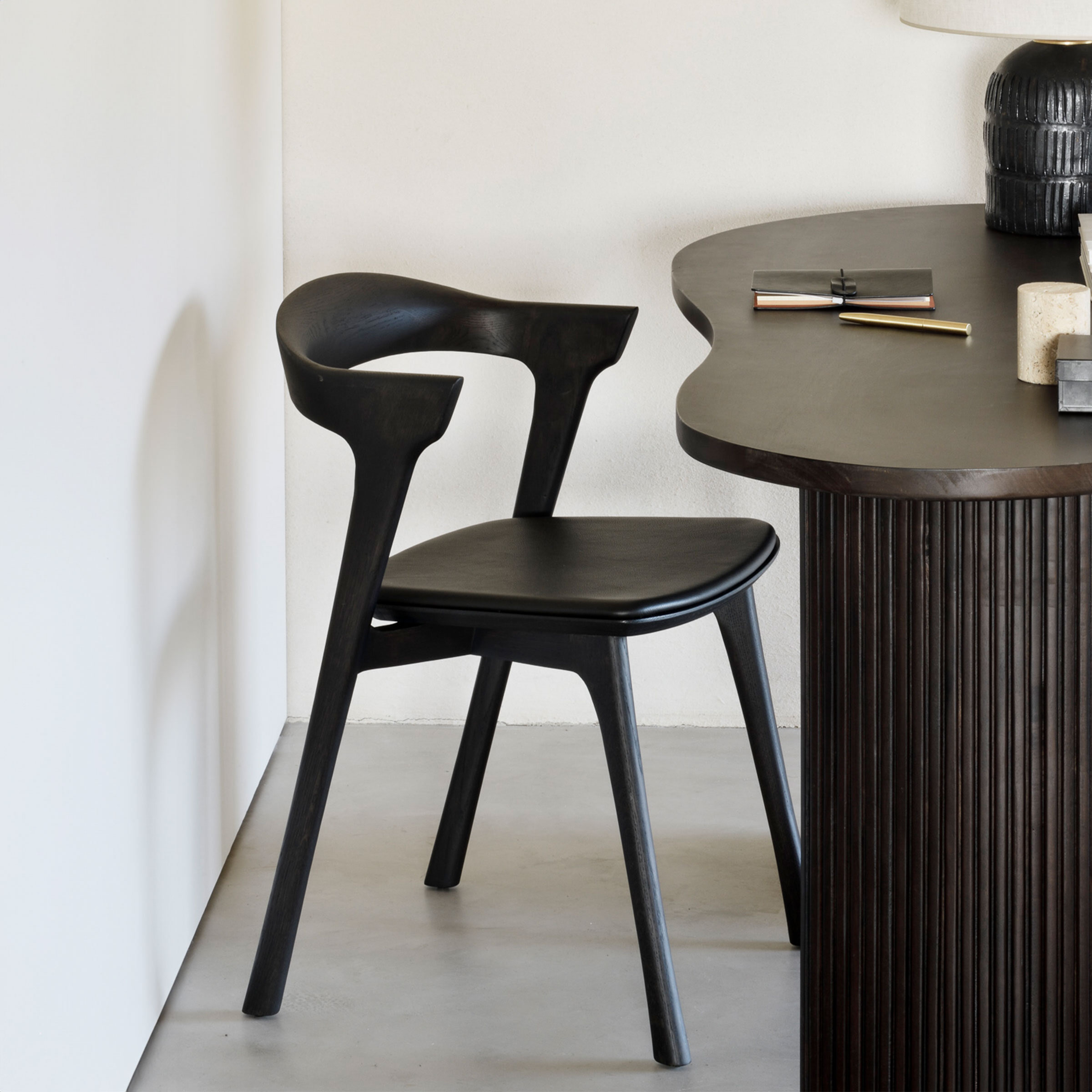 Ethnicraft Eetkamerstoel 'Bok' Gevernist Eikenhout en Leder