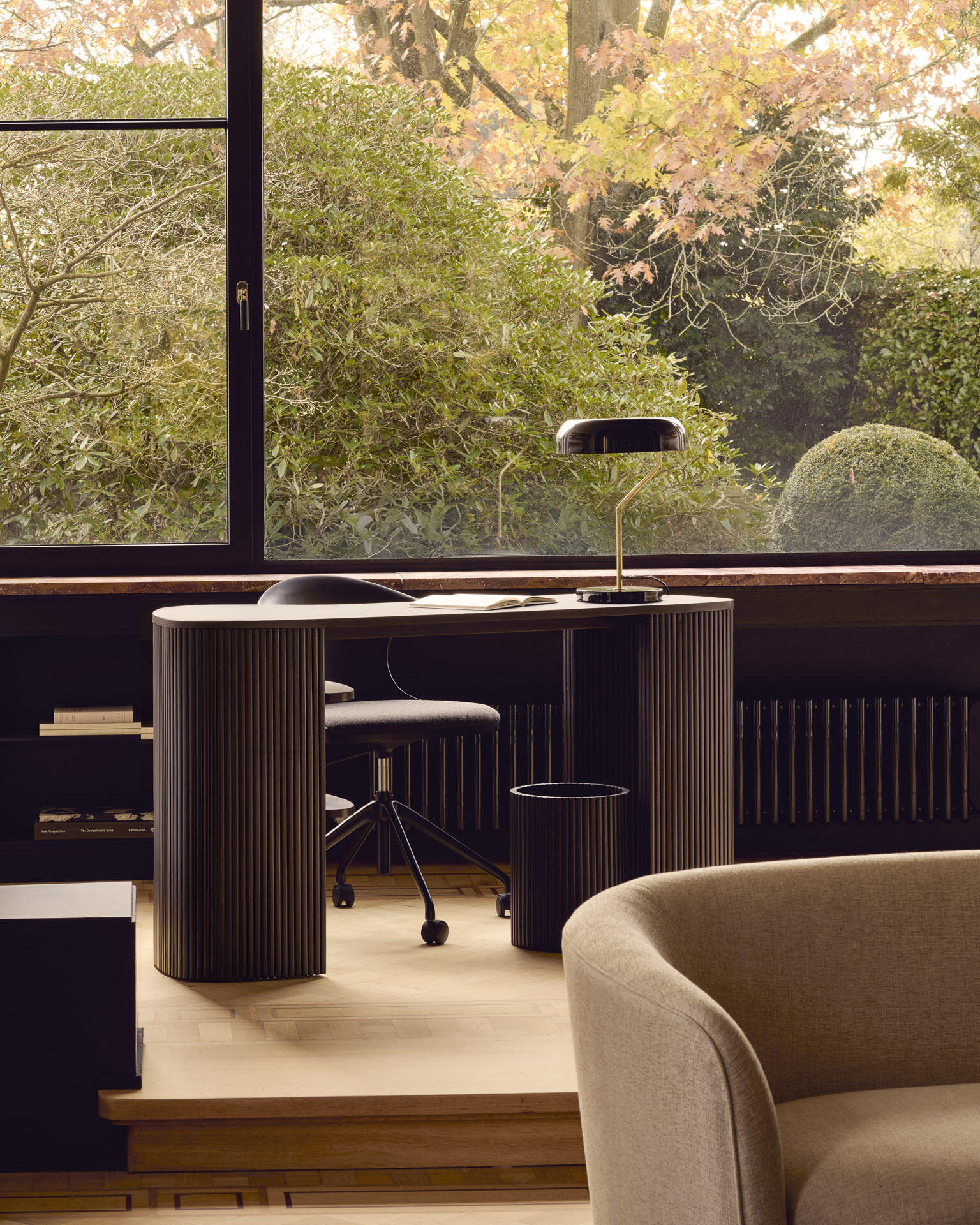 Ethnicraft Organisch Bureau 'Roller Max' Gevernist Mahoniehout, 137 x 52cm, kleur Donkerbruin