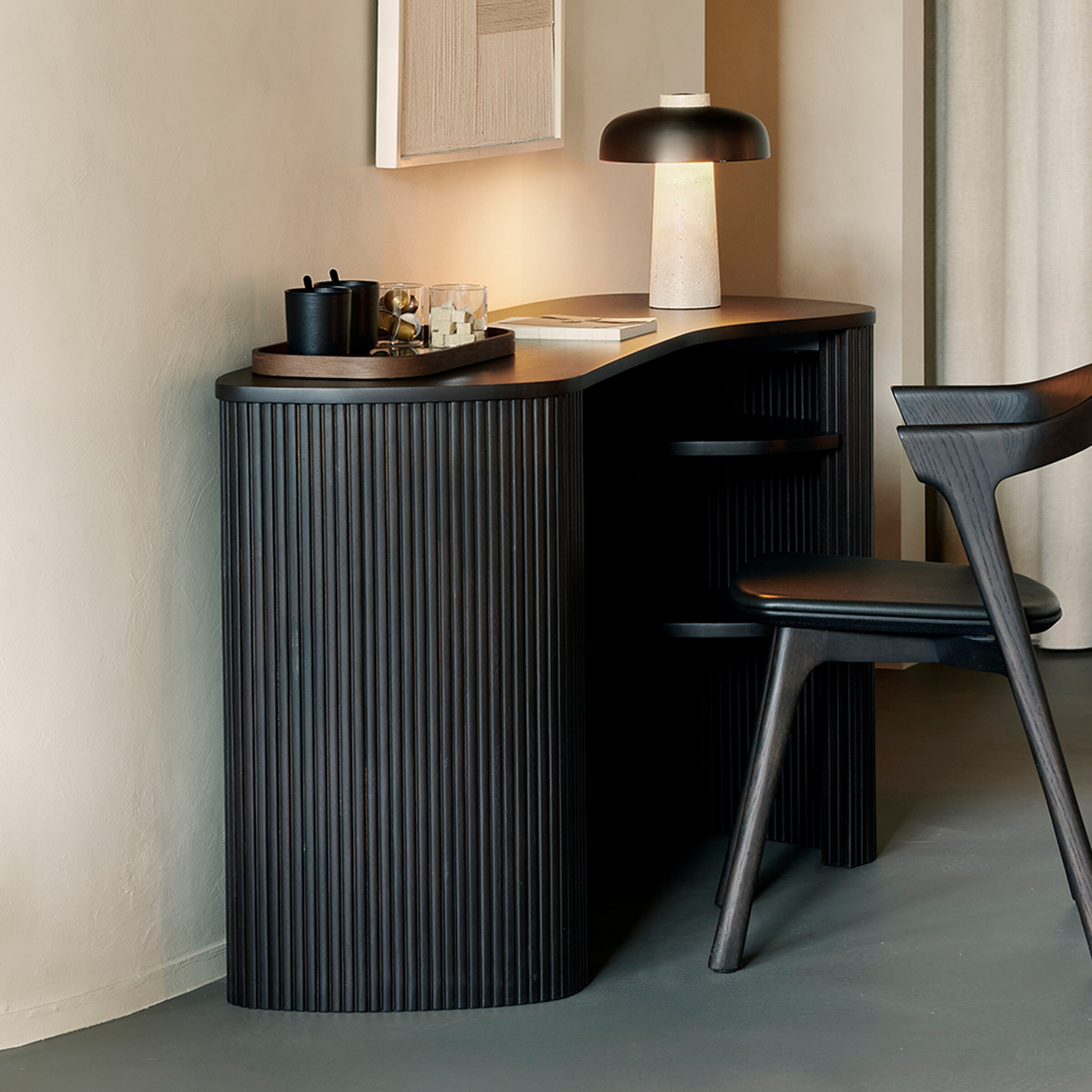 Ethnicraft Organisch Bureau 'Roller Max' Gevernist Mahoniehout, 137 x 52cm, kleur Donkerbruin