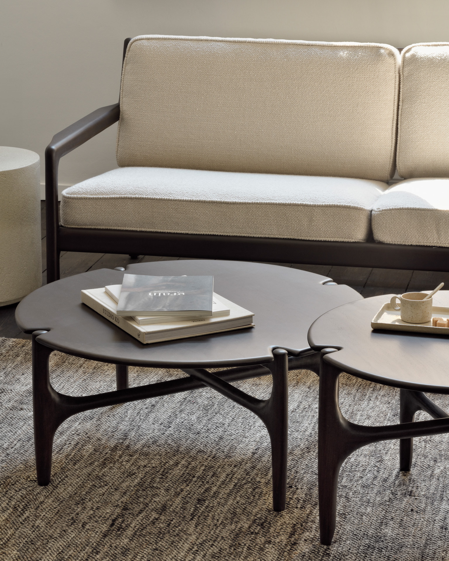 Ethnicraft Ronde Salontafel 'PI' Gevernist Mahoniehout, 80cm, kleur Donkerbruin