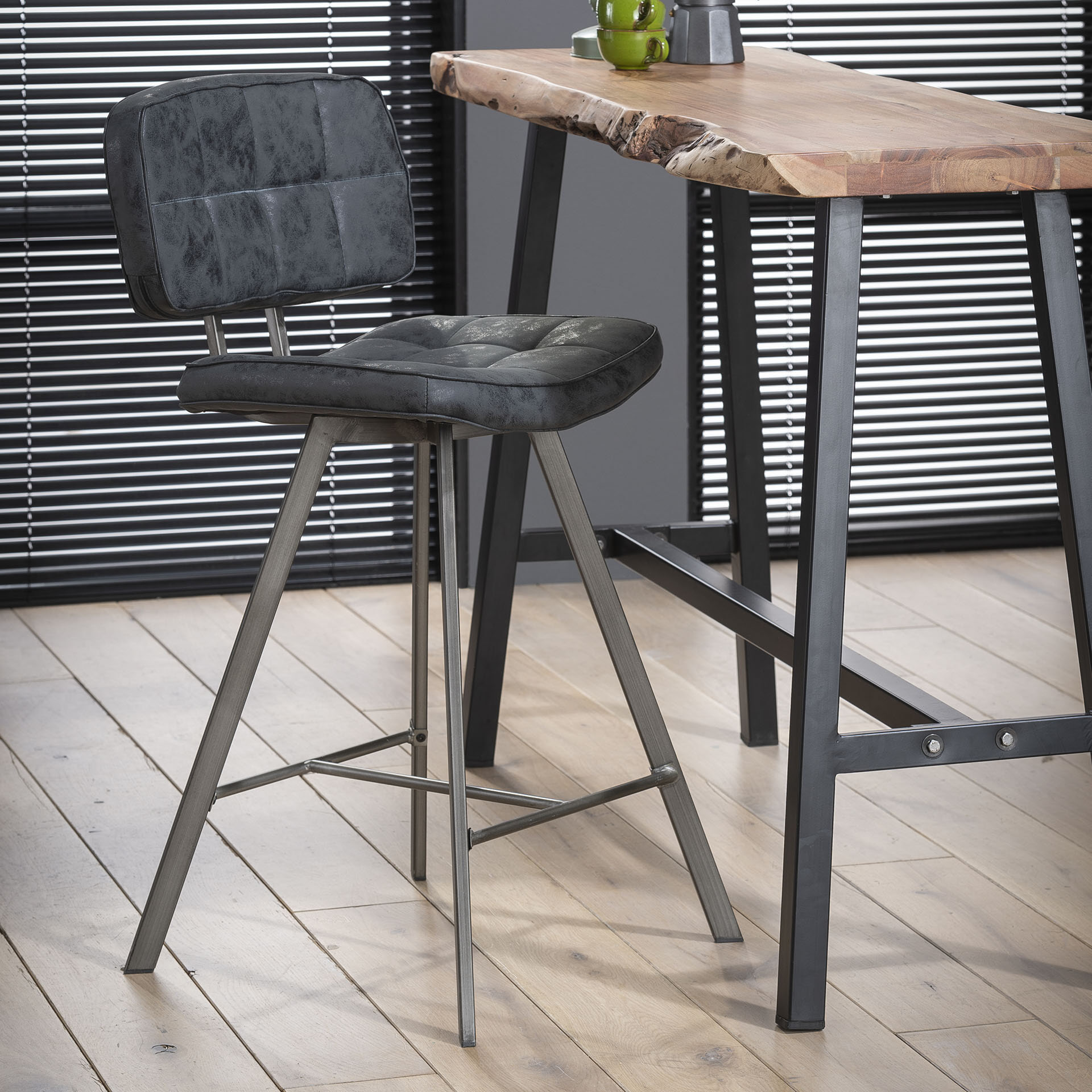 Barstoel 'Ginger' Wax / PU, kleur zwart (zithoogte 68cm) Barstoel 'Ginger' Wax / PU, kleur zwart (zithoogte 68cm)