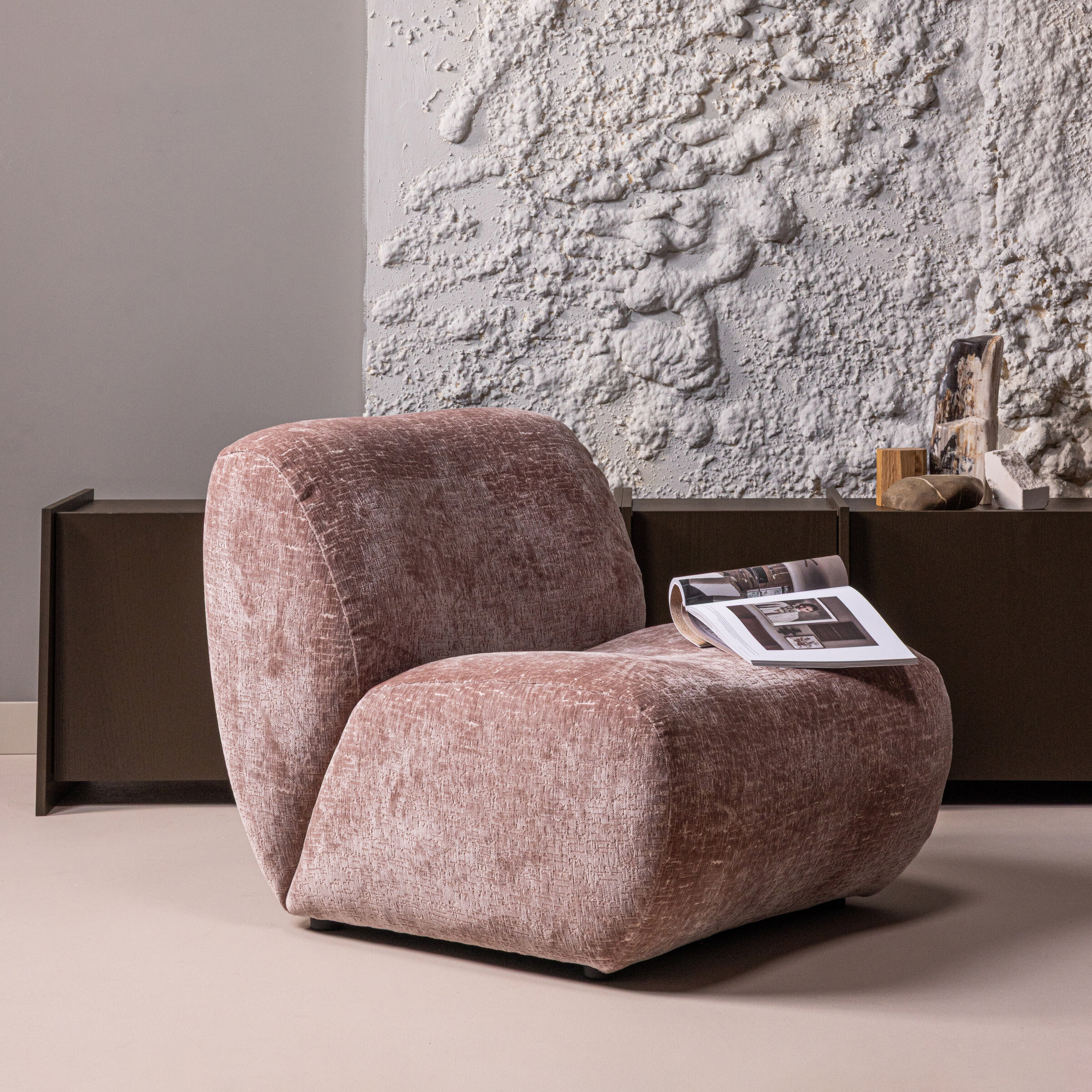 WOOOD Fauteuil 'Nomu' Craquele velvet, kleur Lichtroze