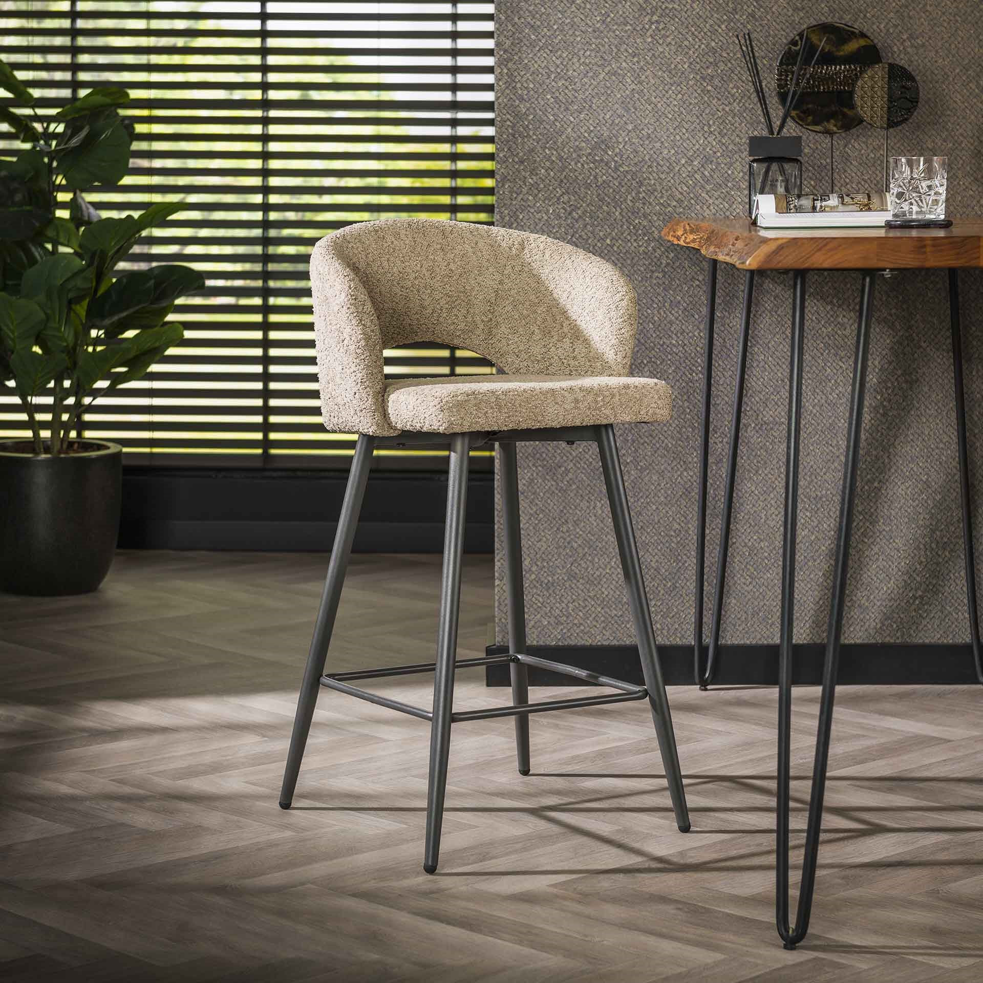 LifestyleFurn Barstoel Arnie Bouclé - Zand (zithoogte 69cm)