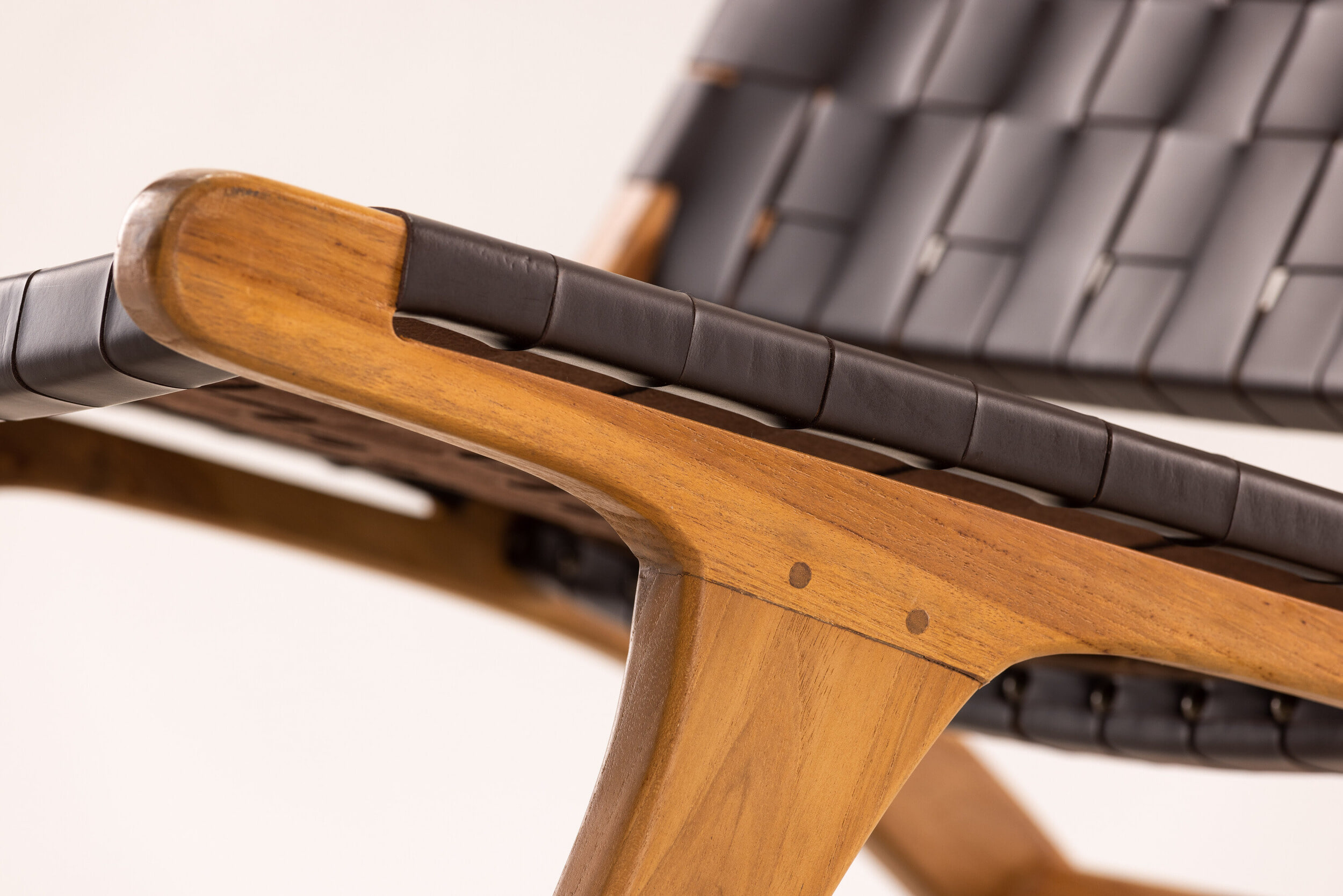 Nohr Fauteuil 'Calogero' Teakhout en Lederlook, kleur Bruin
