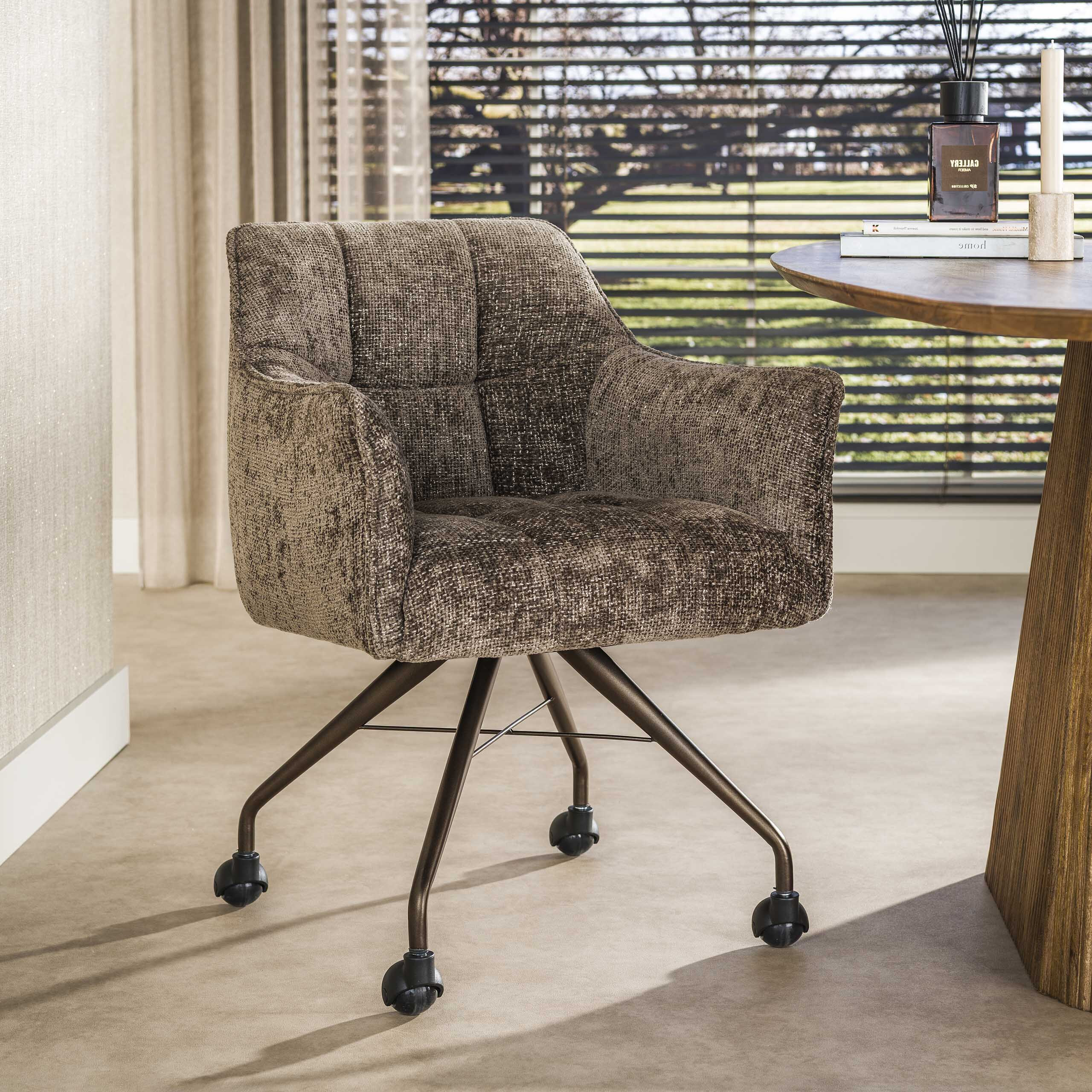 LifestyleFurn Eetkamerstoel op wielen 'Thandie' Hoven stof, kleur Taupe/Bruin