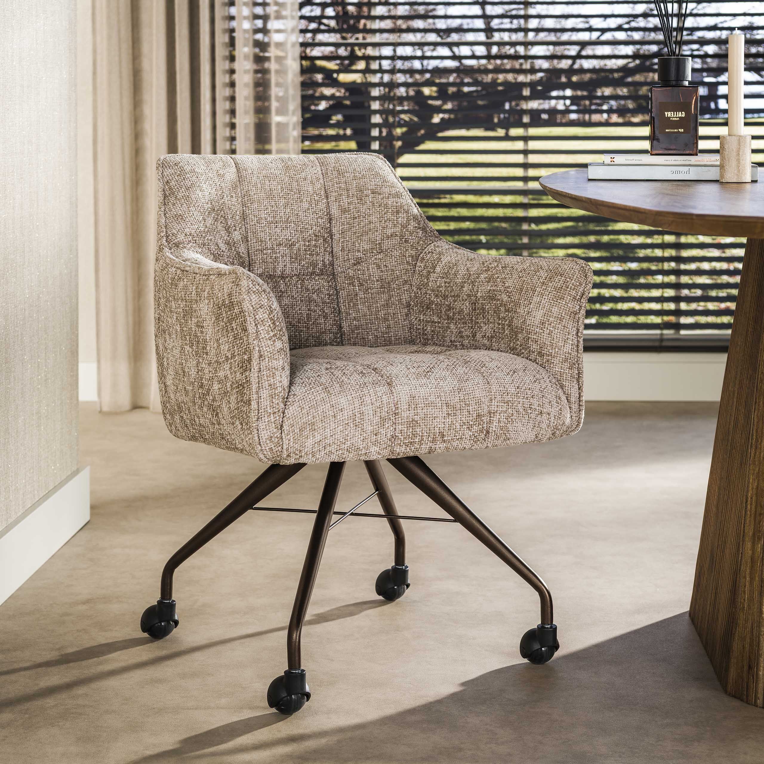 LifestyleFurn Eetkamerstoel op wielen 'Thandie' Hoven stof, kleur Zand/Bruin
