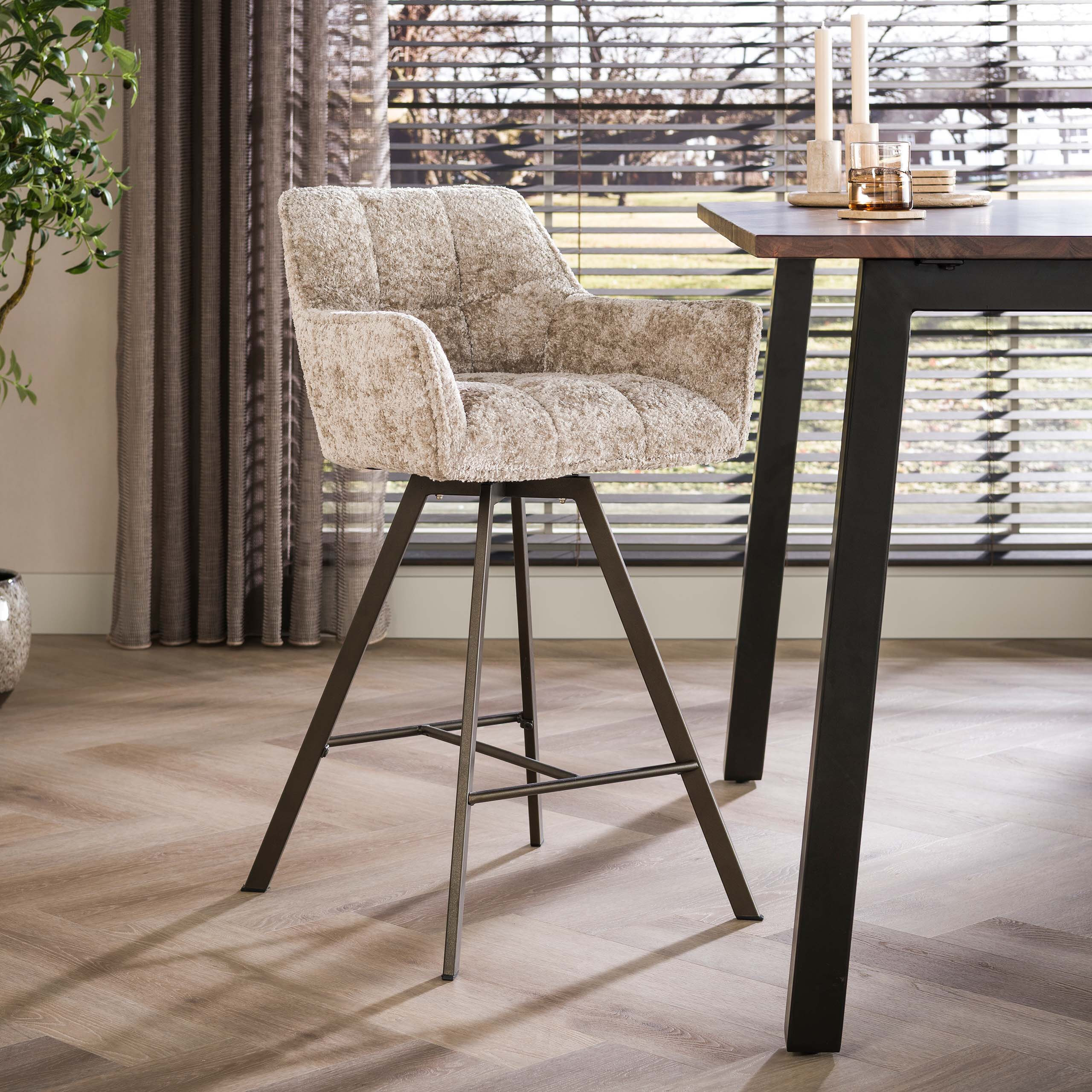 LifestyleFurn Draaibare Barstoel Thandie Alura stof - Zand/Bruin (zithoogte 69cm)