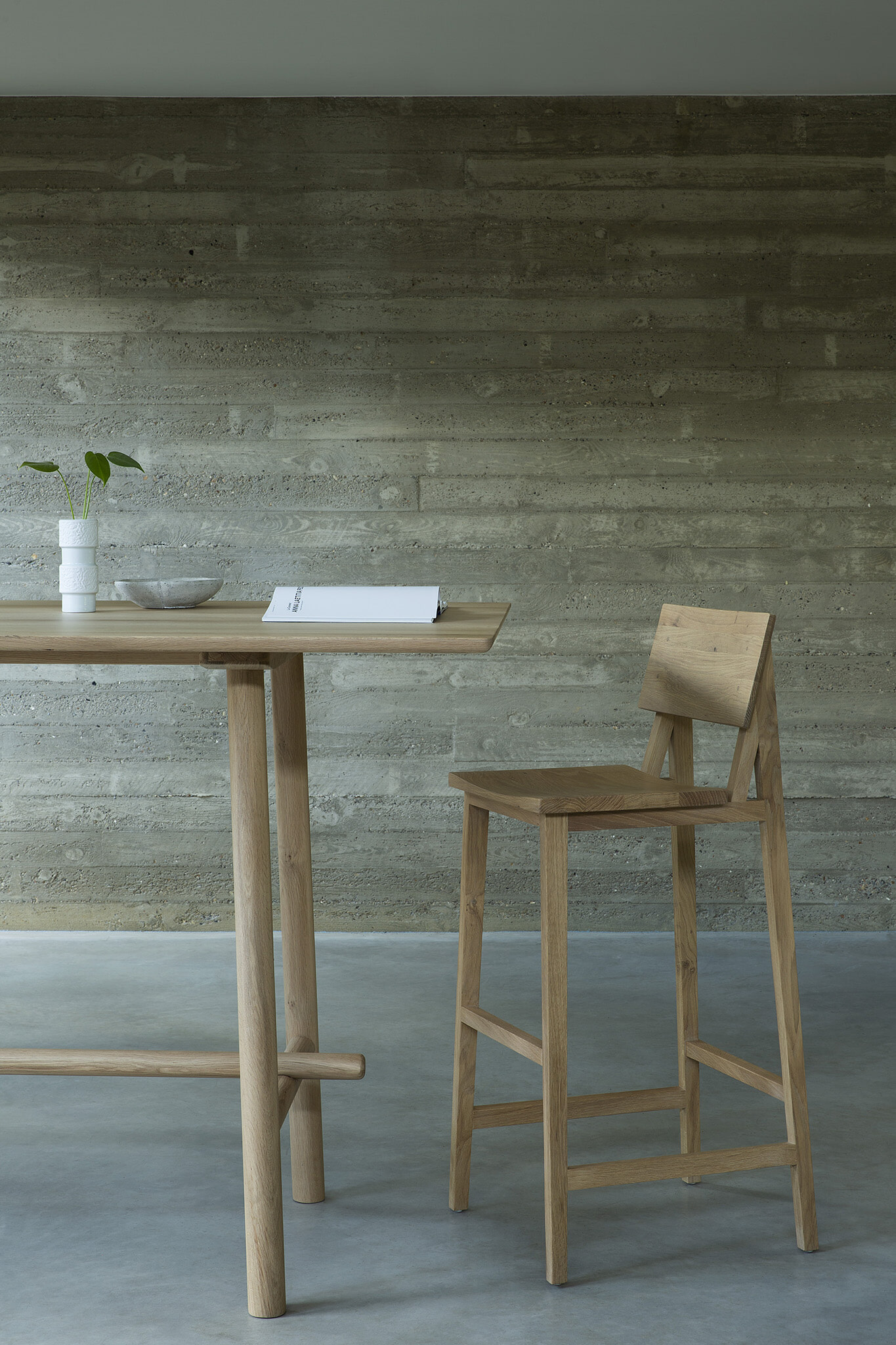 Ethnicraft Barstoel 'N4' Gevernist Eikenhout, kleur Naturel (zithoogte 81cm)