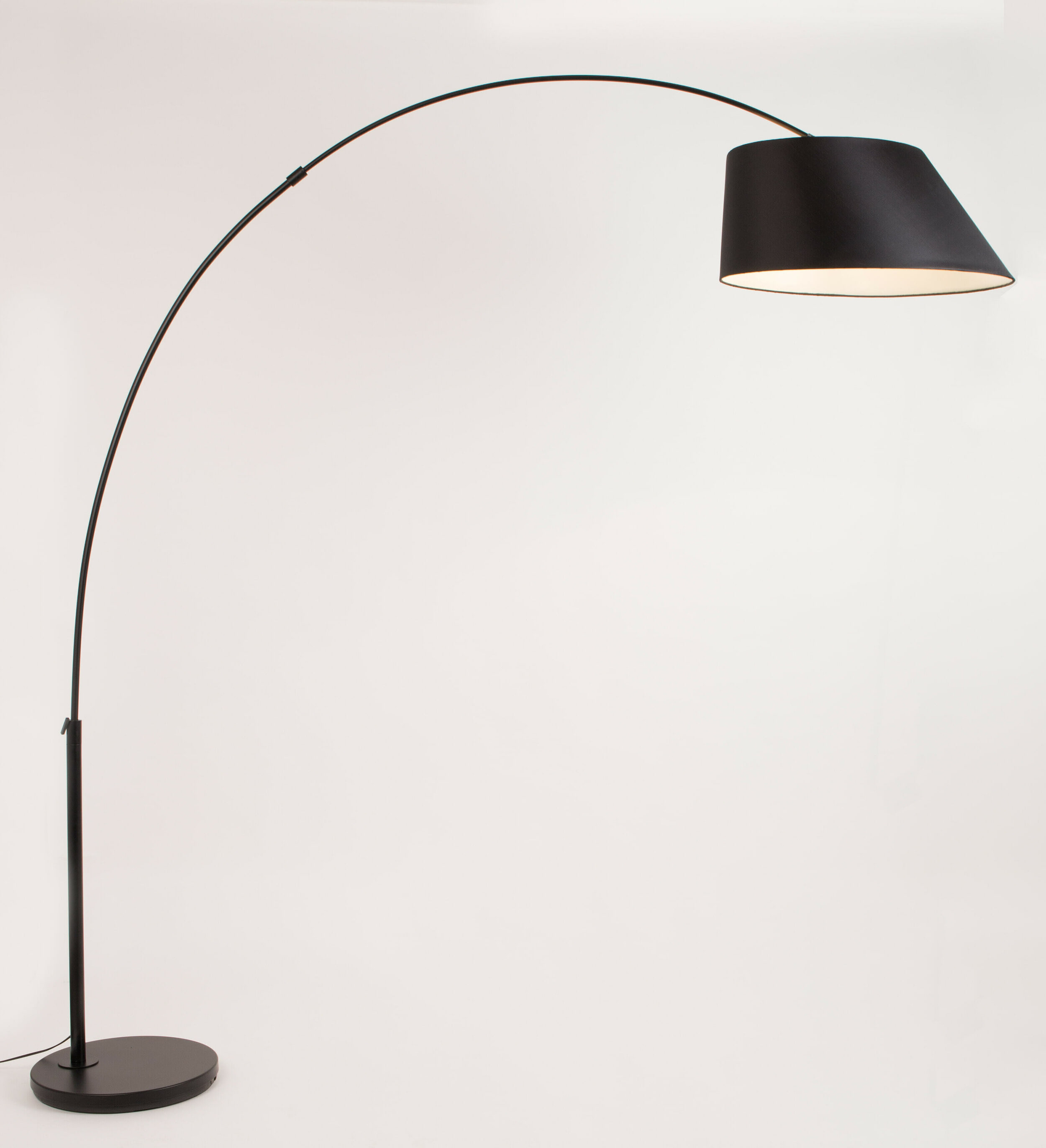 Zuiver Vloerlamp 'Arc' 222cm, kleur Zwart