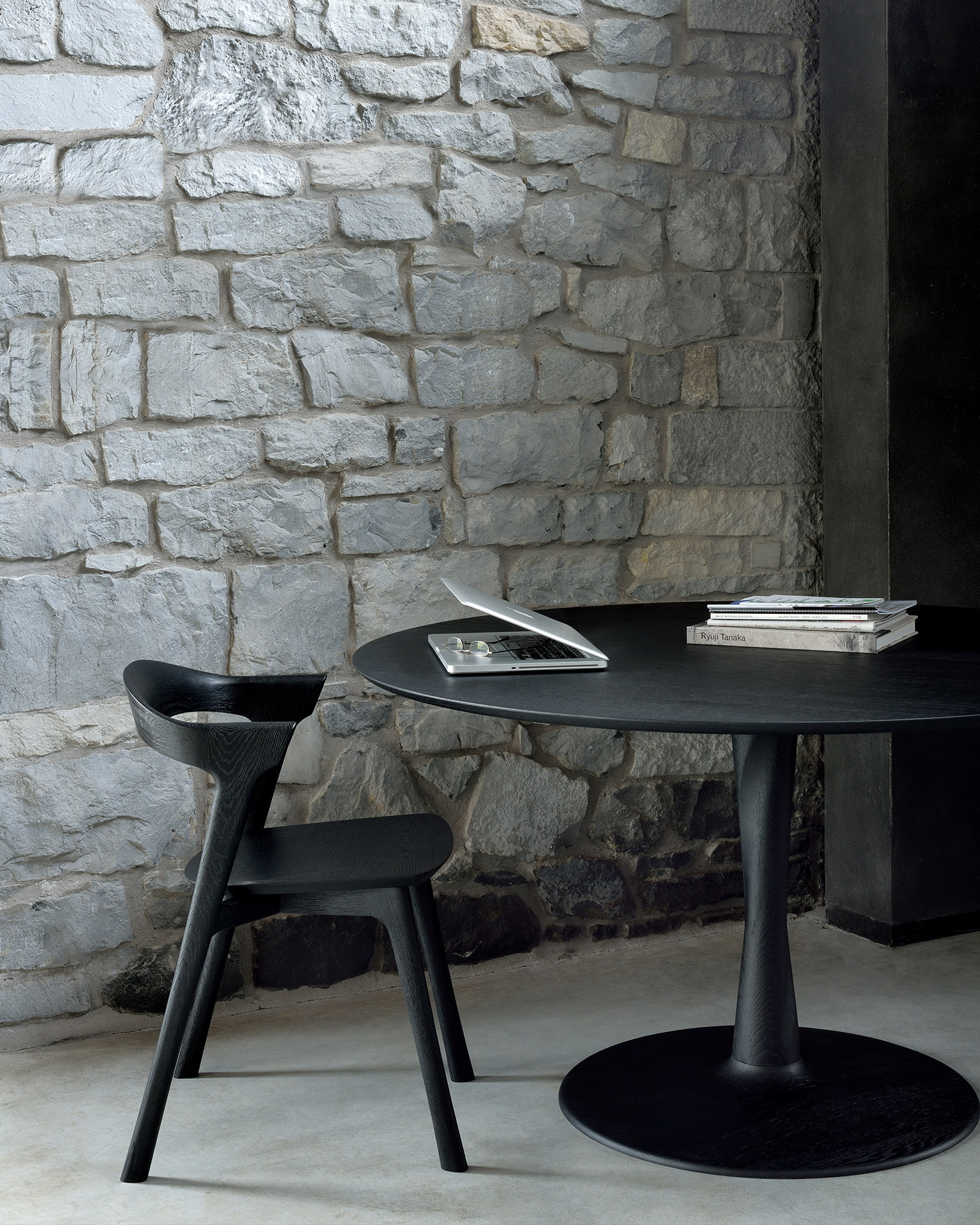 Ethnicraft Ronde Eettafel 'Torsion' Gevernist Eikenhout, 127cm, kleur Zwart