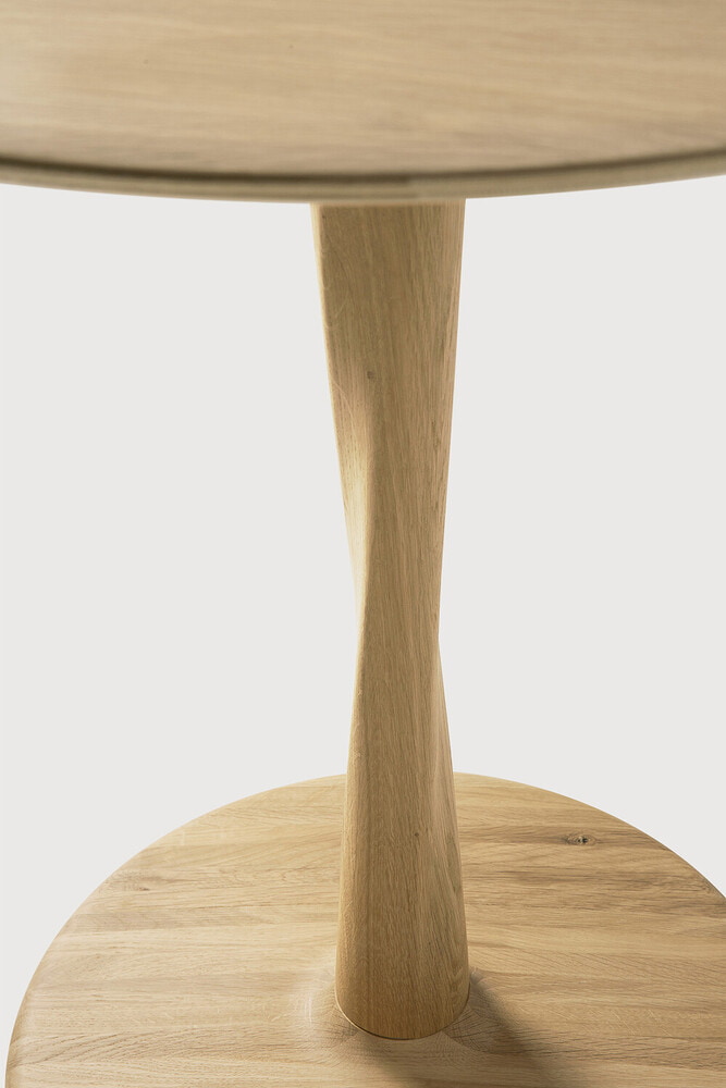 Ethnicraft Ronde Eettafel 'Torsion' Gevernist Eikenhout, 127cm, kleur Naturel