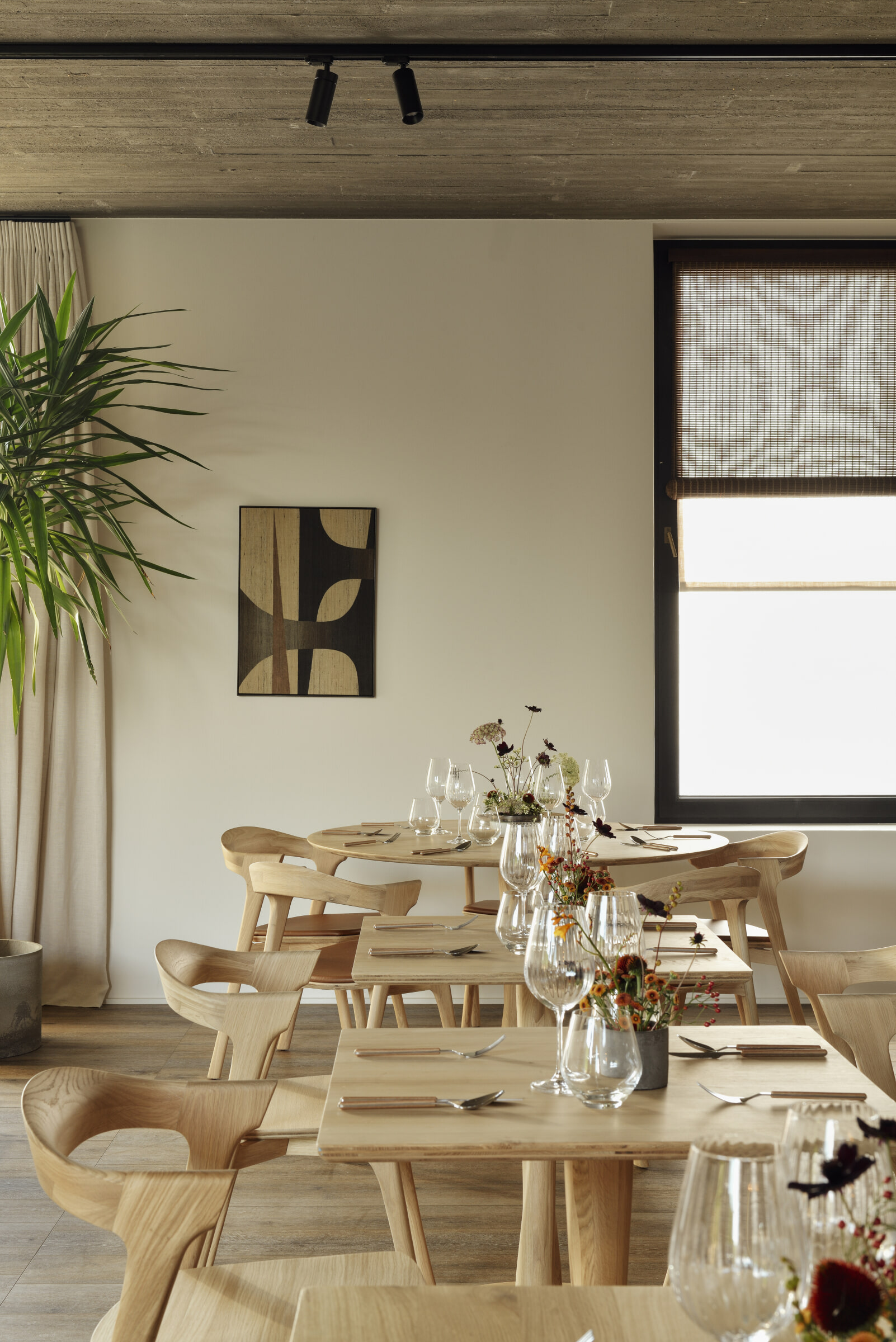 Ethnicraft Vierkante Bistrotafel 'Torsion' Gevernist Eikenhout, 70 x 70cm