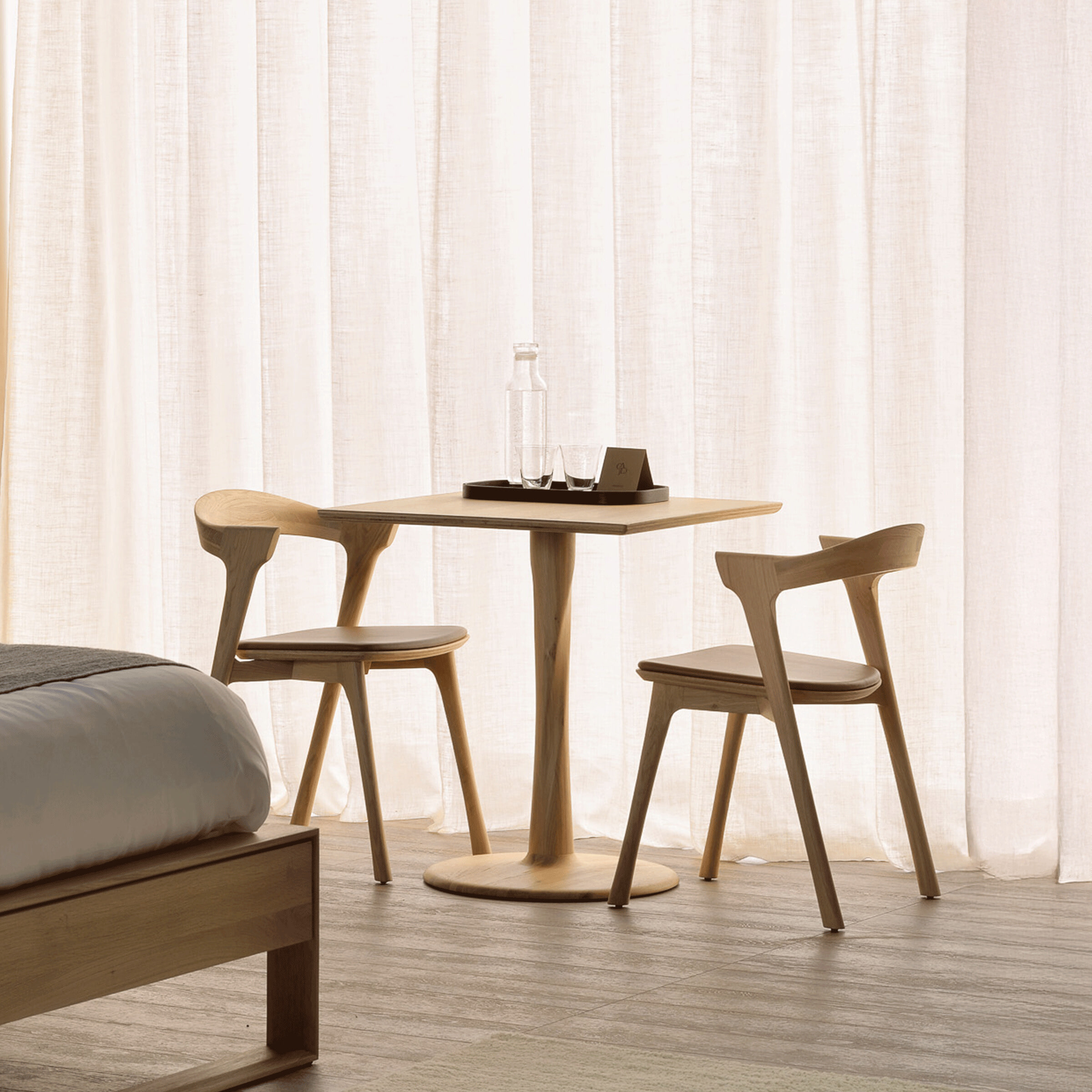 Ethnicraft Vierkante Bistrotafel Torsion Gevernist Eikenhout, 70 x 70cm - Naturel