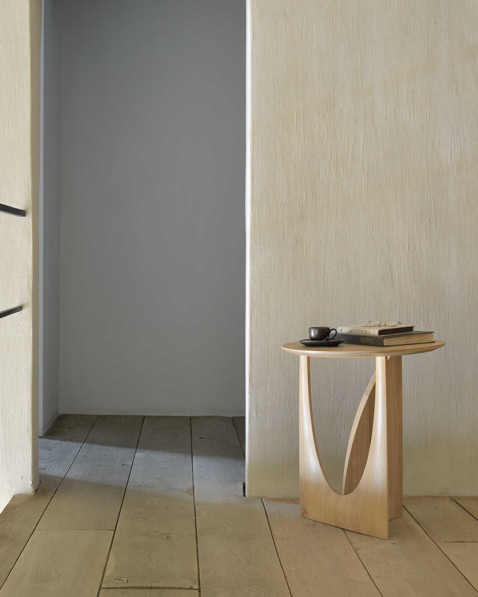Ethnicraft Ronde Bijzettafel 'Geometric' Gevernist Eikenhout, 51cm, kleur Naturel