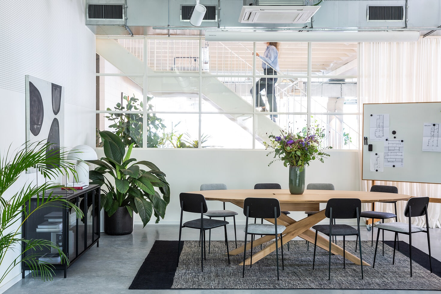 Ethnicraft Ovale Vergadertafel 'Mikado' Gevernist Eikenhout, 267 x 138cm