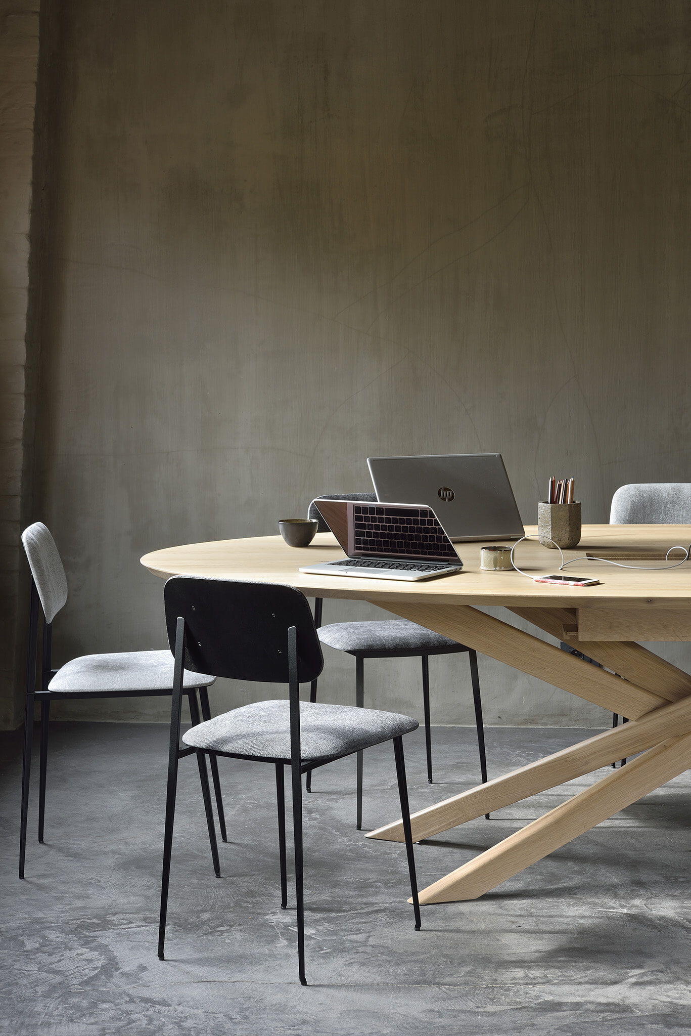 Ethnicraft Ovale Vergadertafel 'Mikado' Gevernist Eikenhout, 267 x 138cm