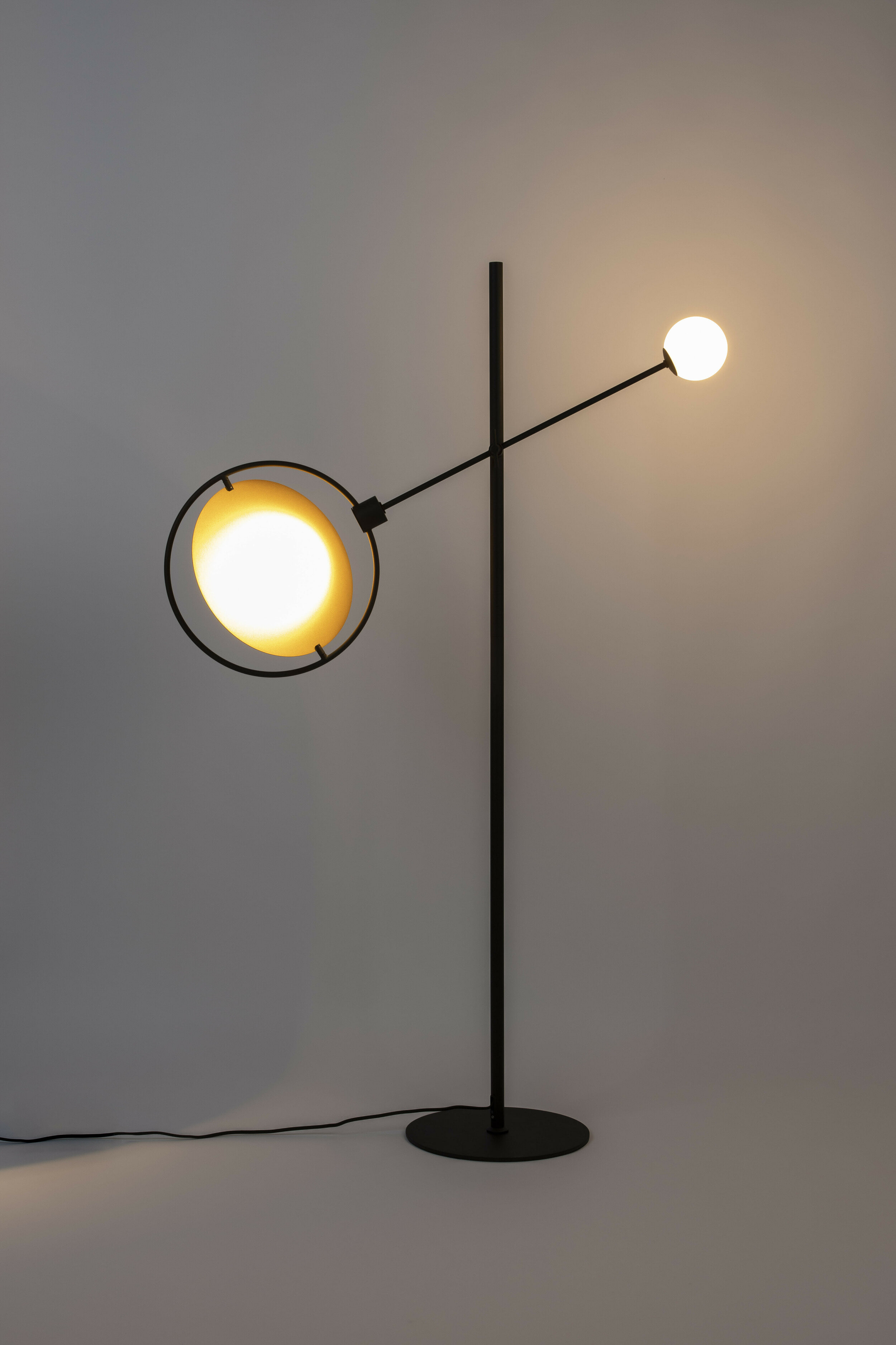 Zuiver Vloerlamp 'Sirius' 140cm, kleur Zwart/Goud