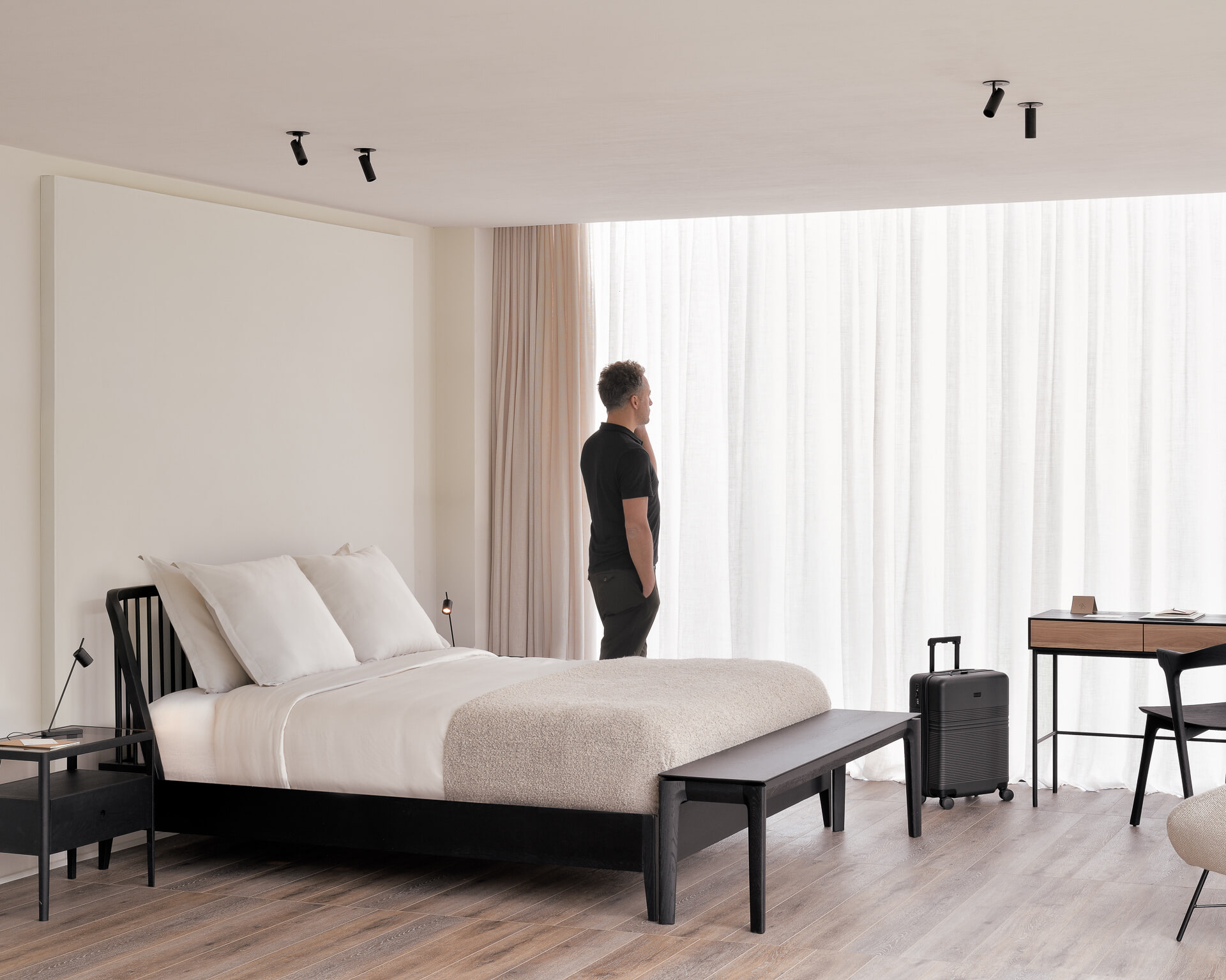 Ethnicraft Bed 'Spindle' Gevernist Eikenhout, 160 x 200cm, kleur Zwart