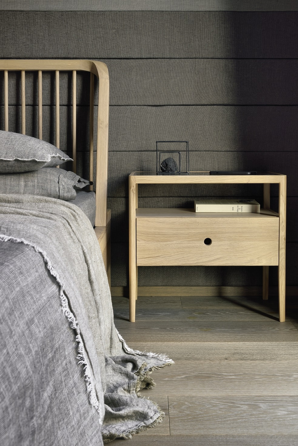 Ethnicraft Nachtkastje 'Spindle' Geolied Eikenhout en glas, kleur Naturel
