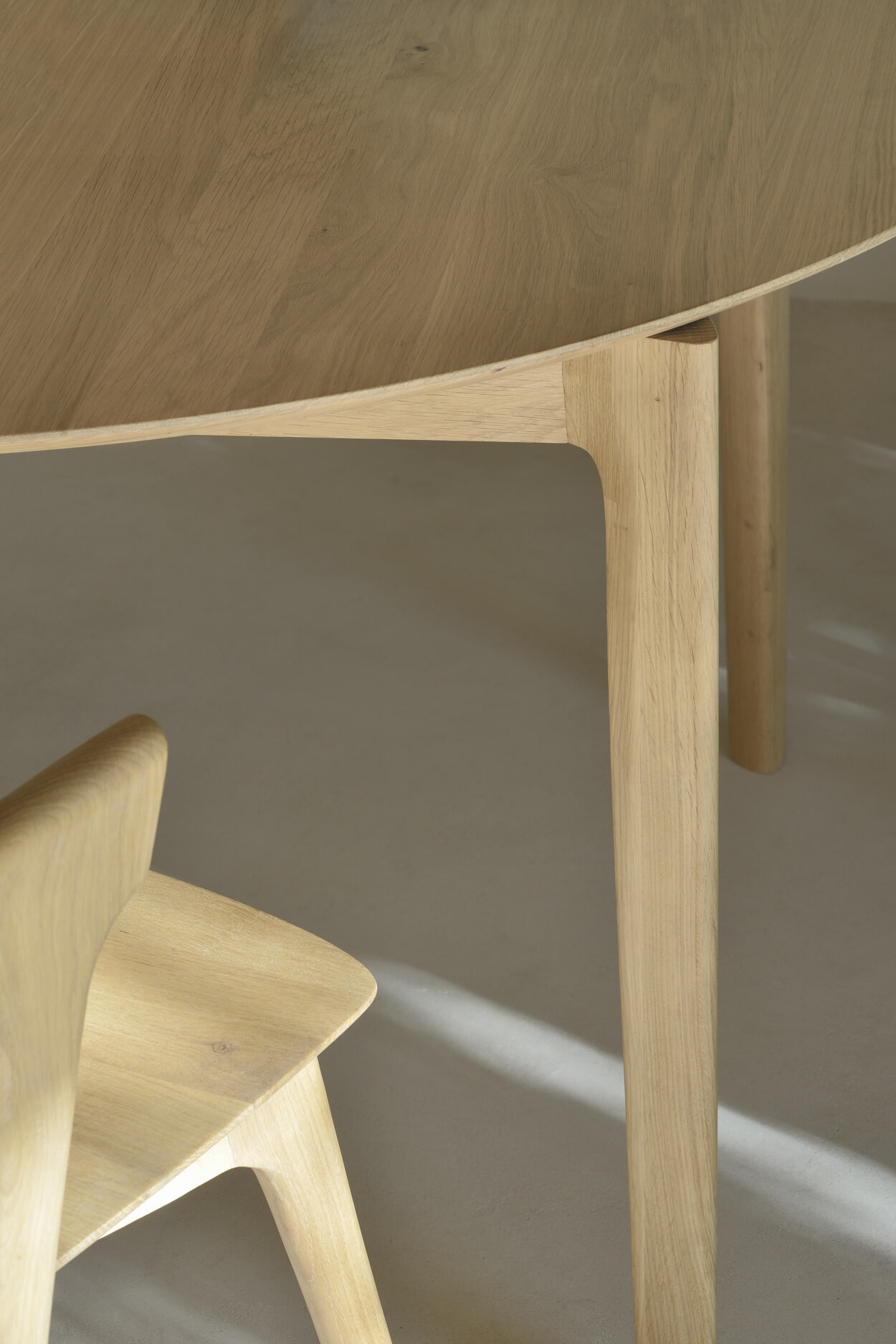 Ethnicraft Uitschuifbare Ronde Eettafel 'Bok' Geolied Eikenhout, 129/179 x 129cm, kleur Naturel